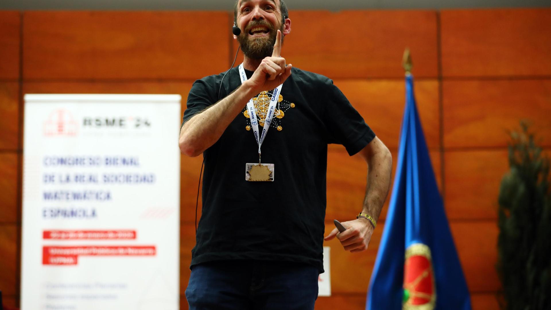 Eduardo Sáenz de Cabezón, durante su conferencia en el Congreso de Matemáticas en la UPNA.
