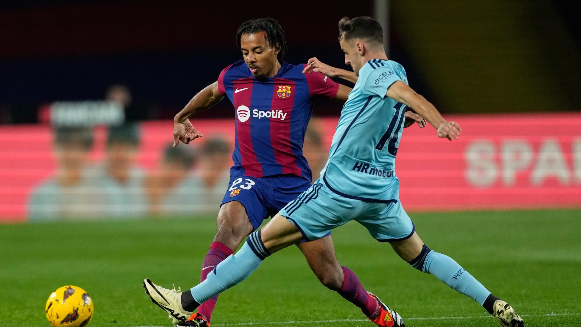El defensa francés del Barcelona Jules Koundé y el centrocampista de Osasuna Aimar Oroz, durante el partido de la jornada 20 de LaLiga EA Sports