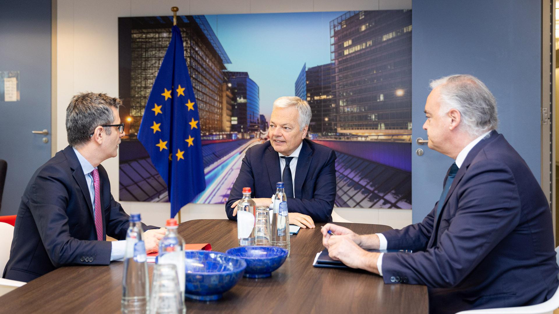 Bolaños(izda.) y Pons (dcha.) durante su reunión con el comisario Reynders