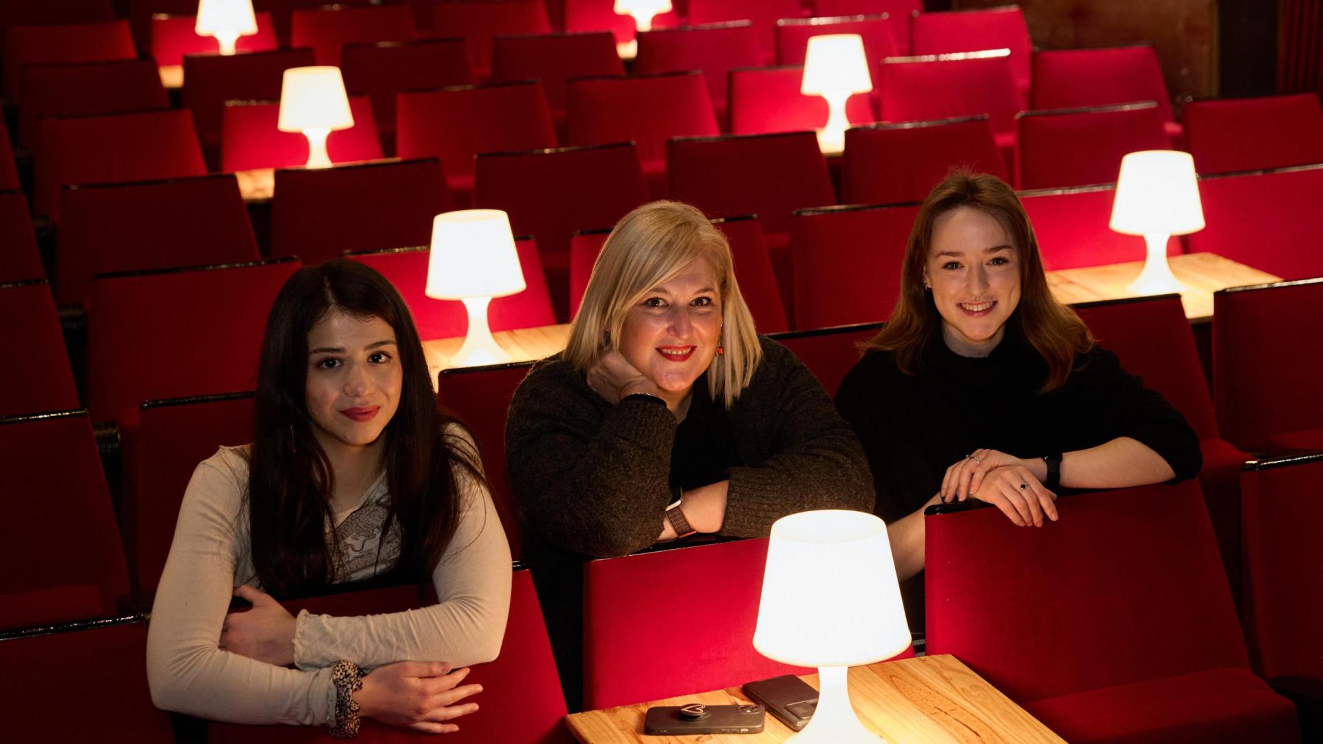 Desde la izq.: Naiara Azpilkueta, Maite Redín y Celia Fañanás, en la Escuela Navarra de Teatro.