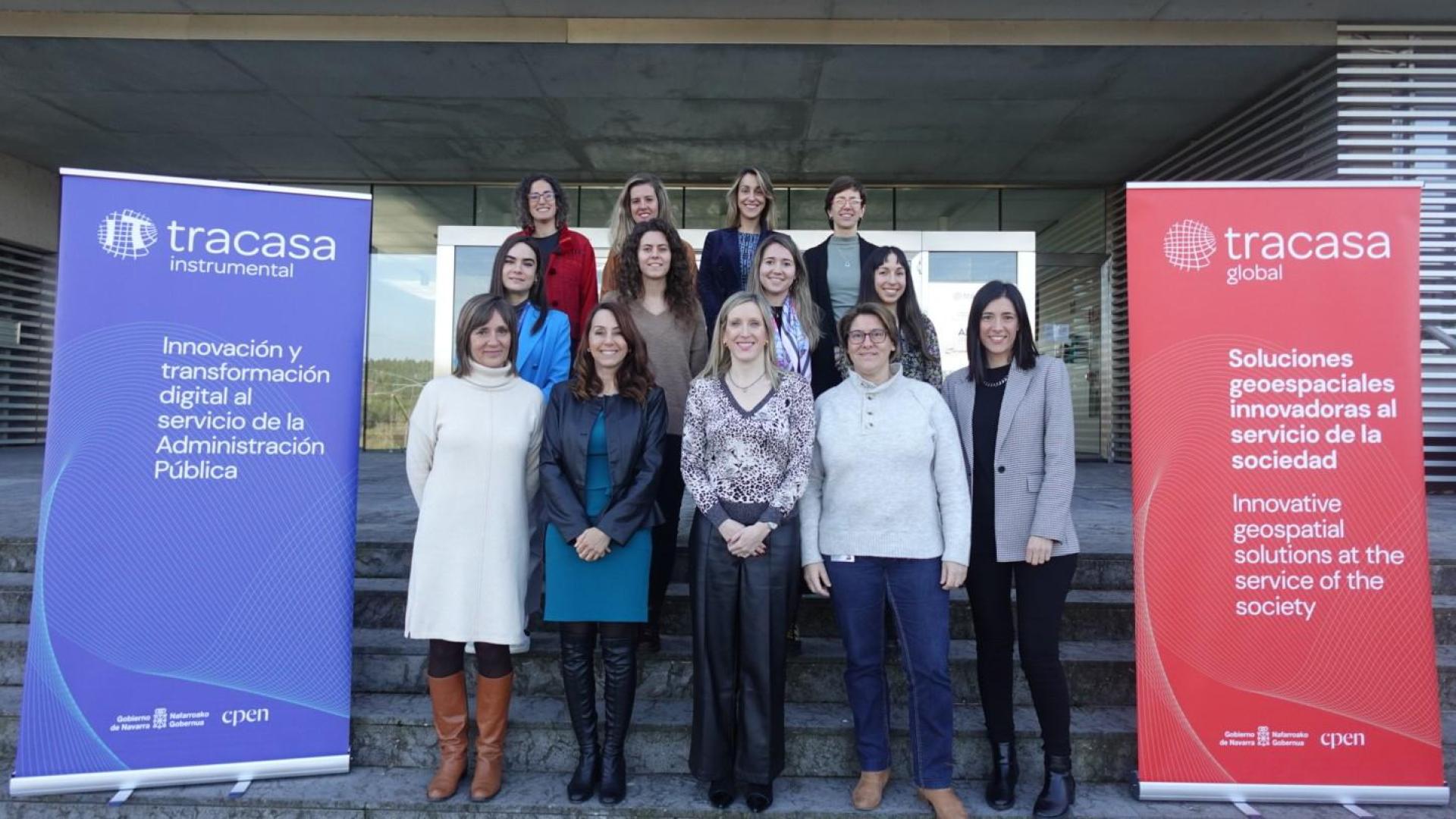 La consejera Patricia Fanlo, con las doce profesionales que conforman TracasaWomen TIC