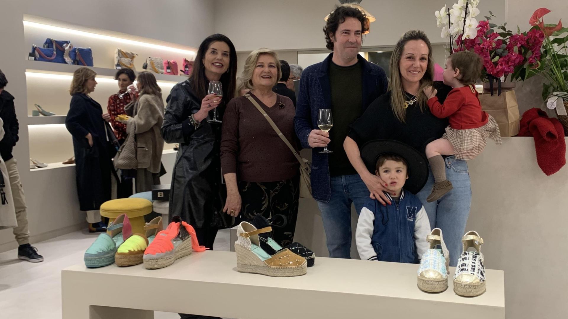 Lola Salinas, con su hija Lola en brazos, con su marido, Quique; su hijo, Quique; su madre, Lola, y su compañera de trabajo, Natalia Ruiz, en Lolas Pamplona