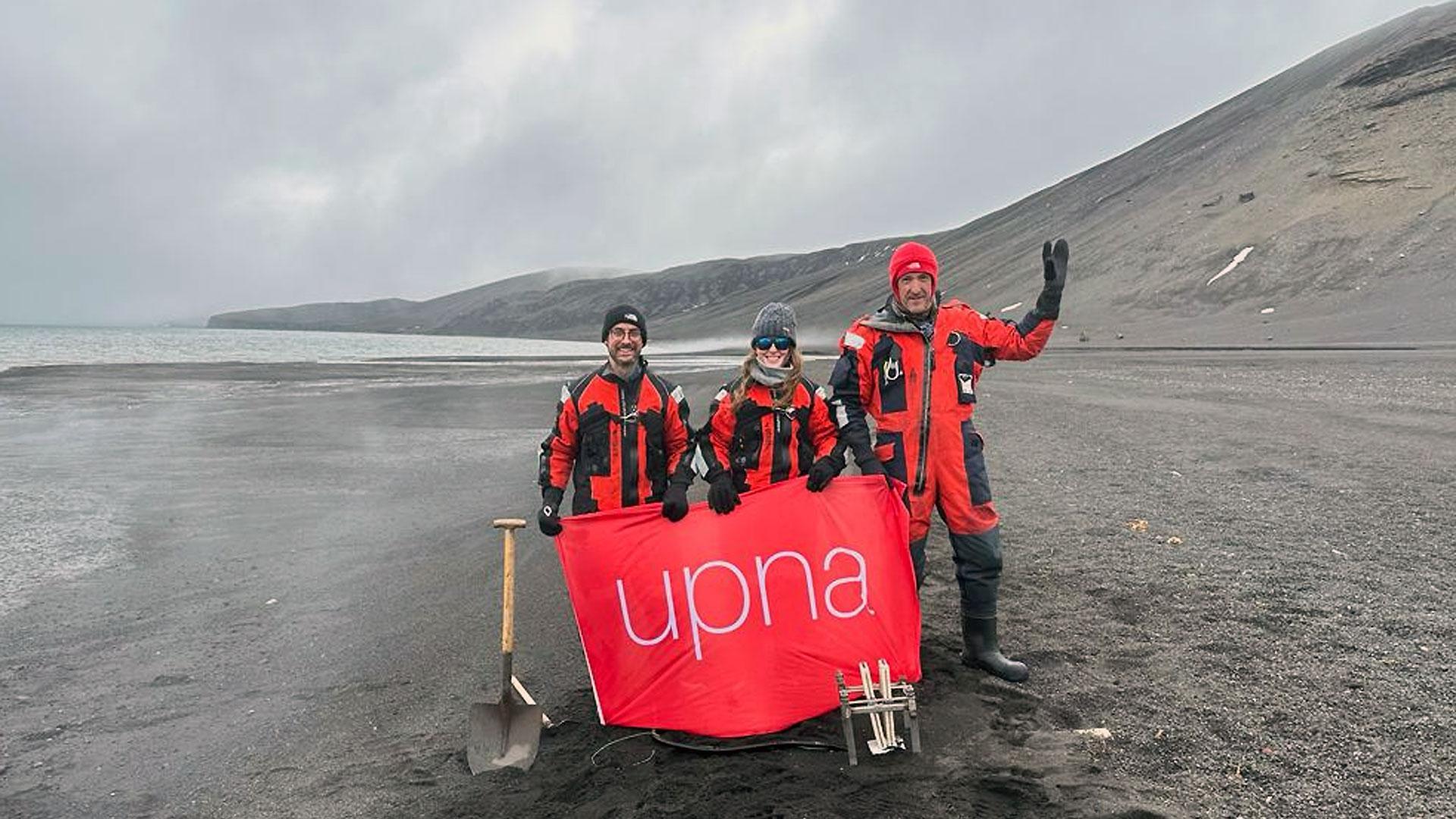 De izquierda a derecha: Miguel Araiz, Leyre Catalán y David Astrain, en Isla Decepción, uno de los volcanes activos de la Antártida