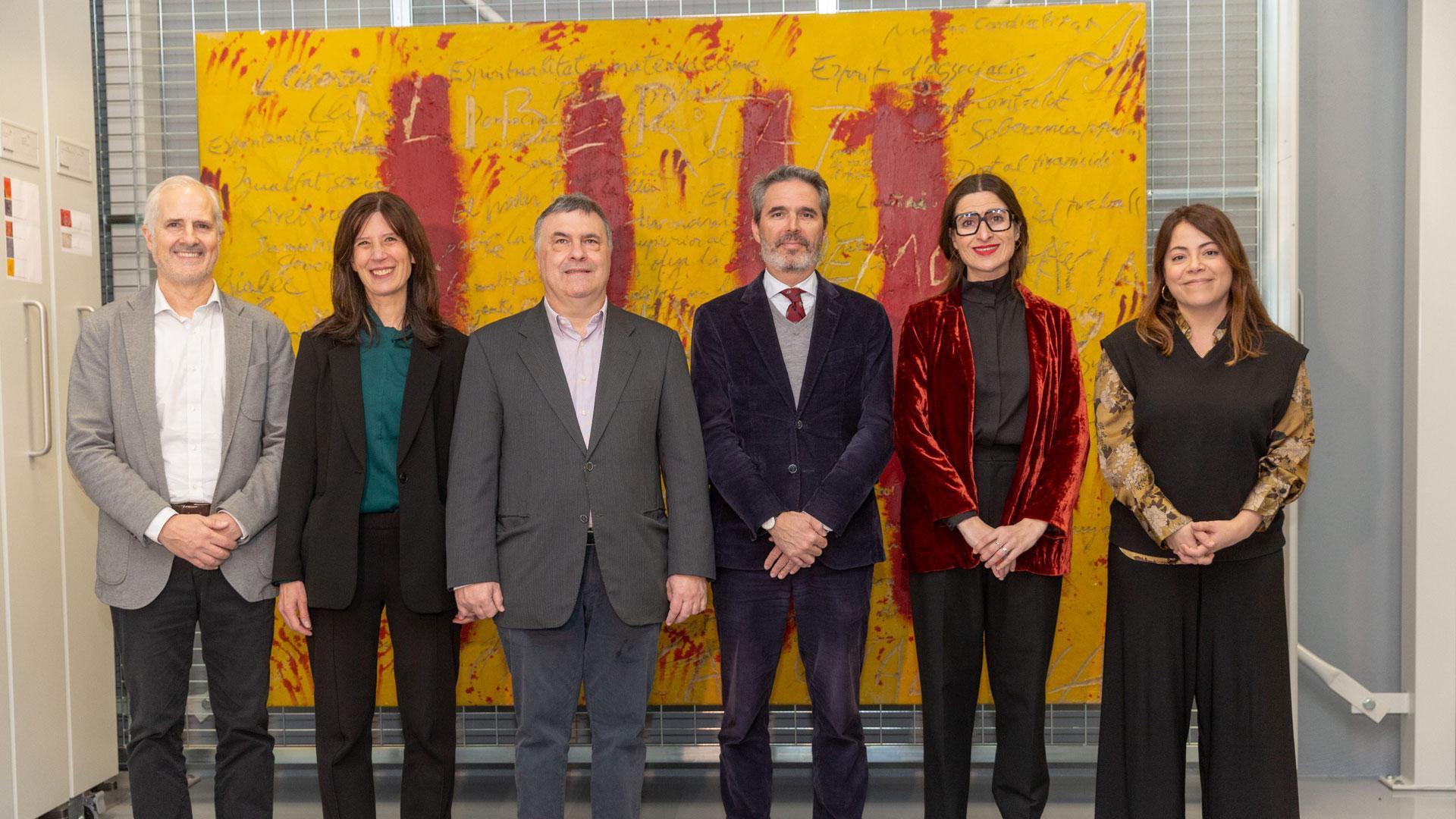De izquierda a derecha, el responsable del Área Educativa del MUN, Fernando Echarri; Mª Angélica Martínez, profesora de la Escuela de Arquitectura de la Universidad de Navarra; el delegado territorial de la ONCE, Valentín Fortún; el director general del MUN, Jaime García del Barrio; la directora de la Fundació Antoni Tàpies, Imma Prieto; y la delegada en Navarra de la Fundación "la Caixa", Izaskun Azcona, delante de L'esperit català, de Antoni Tàpies.