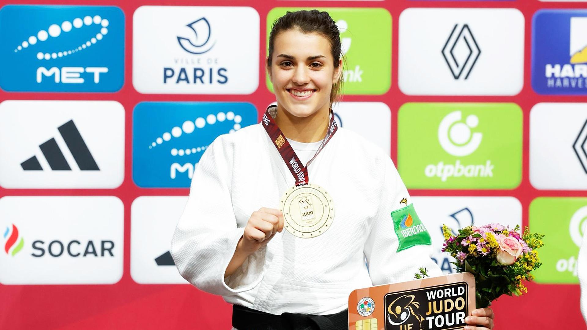 Ariane Toro posa con la medalla de bronce lograda en París./