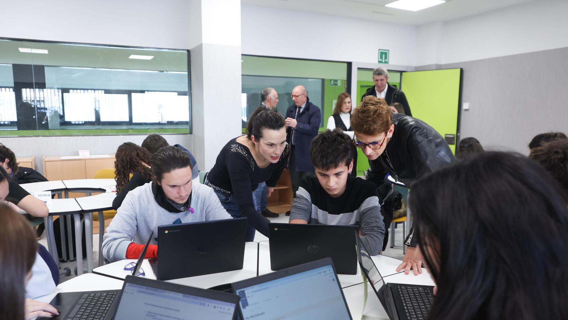 La presidenta, María Chivite, junto a parte de los alumnos del IES Sarriguren