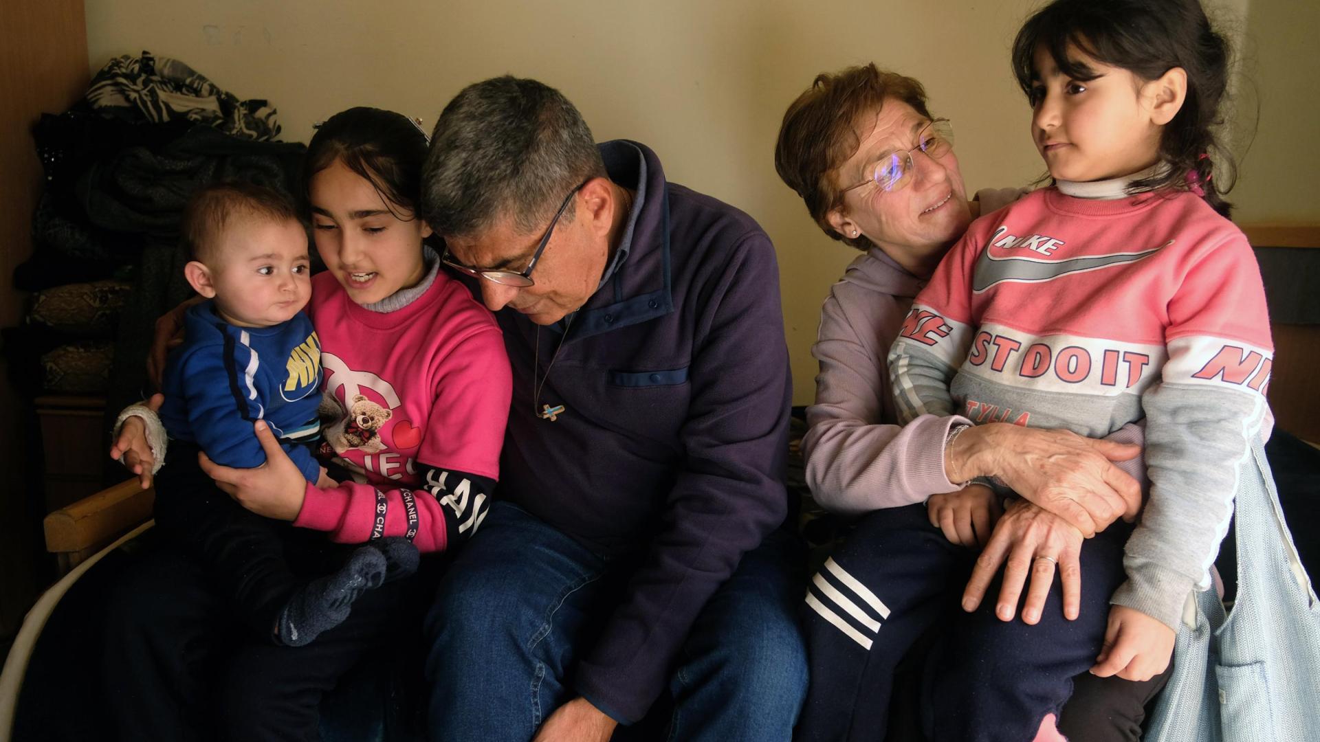 Los maristas azules Georges Sabé y Leyla Moussalli visitaron a los hermanos Omar (8 meses), Rafah (7 años) y Noor (10) días después de ser rescatados bajo los escombros. Sus padres murieron.
