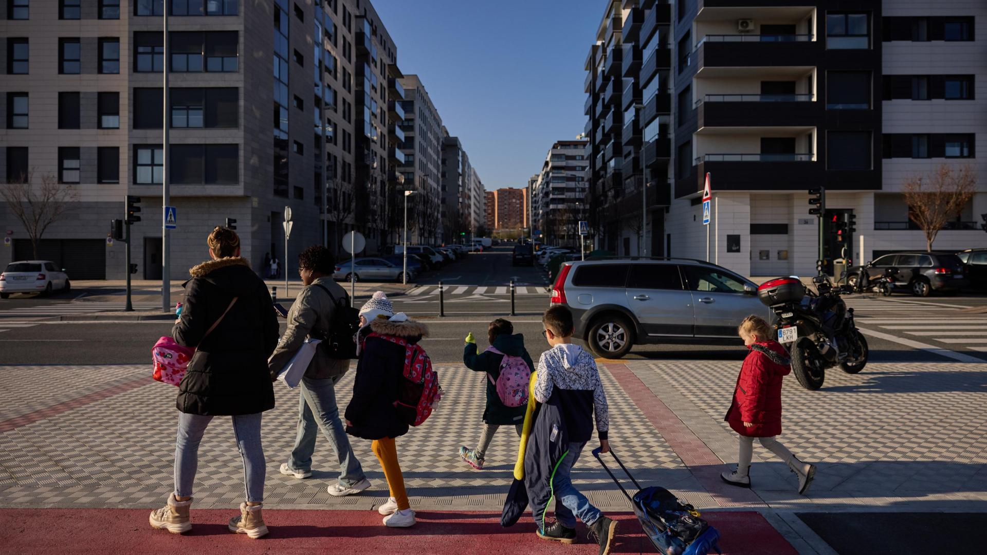 Un grupo de alumnos salen del colegio público Paderborn ubicado en Lezkairu