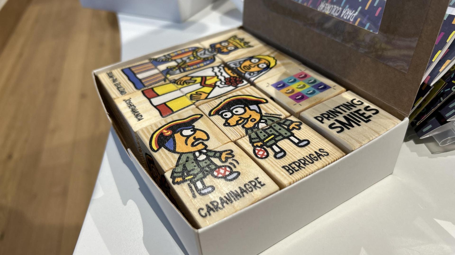 Juego de cubos de madera con las figuras de la Comparsa de Gigantes y Cabezudos de Pamplona