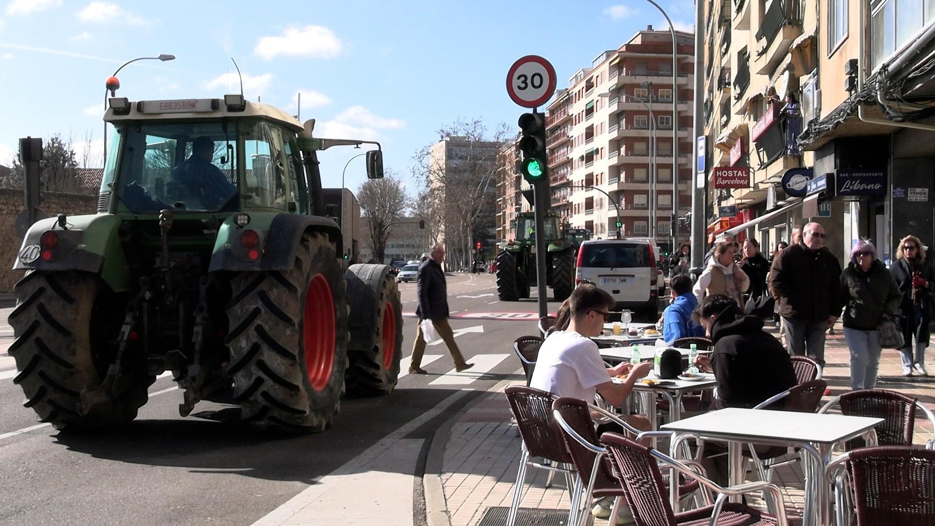 Un tractor junto a una terraza en el Paseo de San Vicente de Salamanca

EUROPA PRESS

02/02/2024