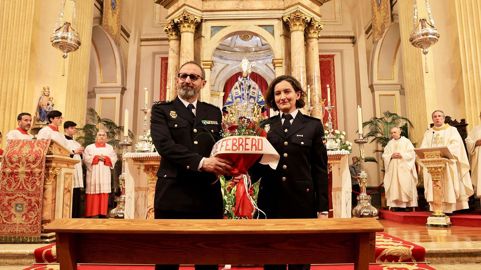 La Policía Nacional abriga a San Fermín en la misa de la escalera
