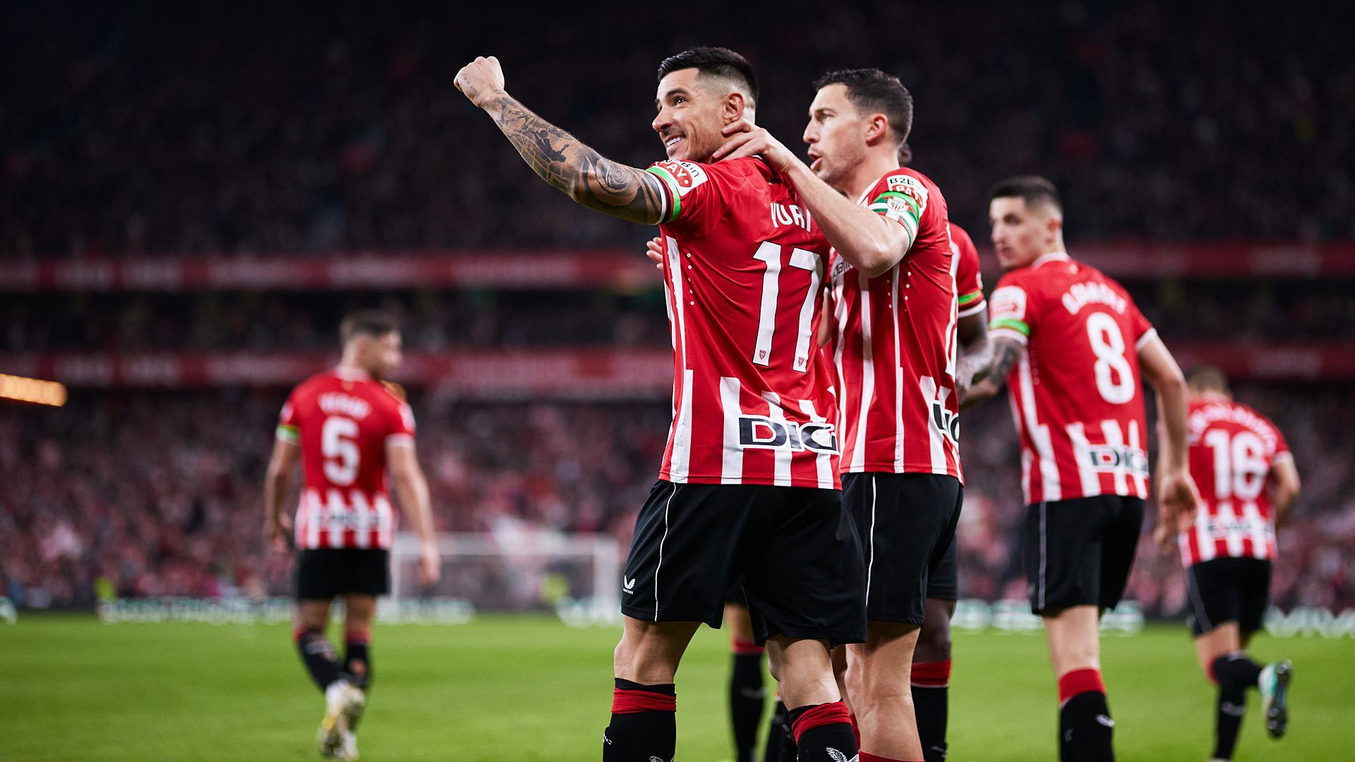 Yuri Berchiche celebra uno de los dos goles que anotó en el encuentro contra el Mallorca./