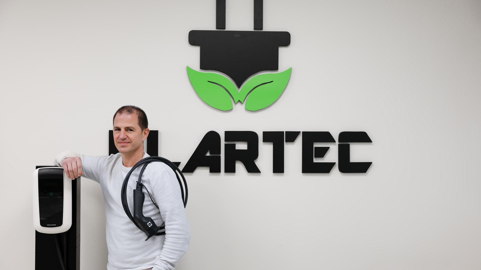 El CEO de la empresa Ulartec, Joseba Ulayar, durante la entrevista tras recibir en Alemania uno de los reconocimientos internacionales del diseño en los 'German Design Award 2024' por el cargador de vehículos eléctricos 'Policharger ÖN'
