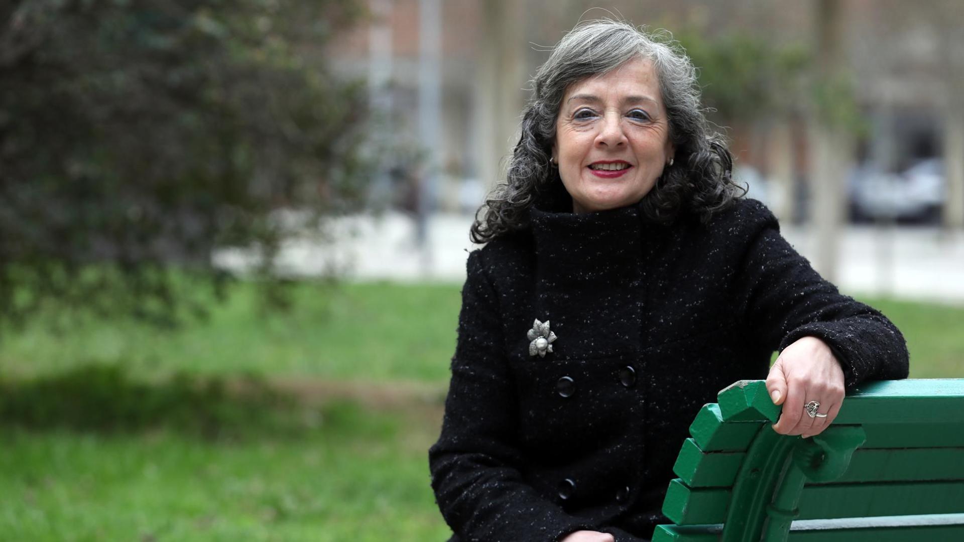 Rosa María Flores Sardiña, afectada por un mieloma múltiple desde hace nueve años, en los alrededores de su casa