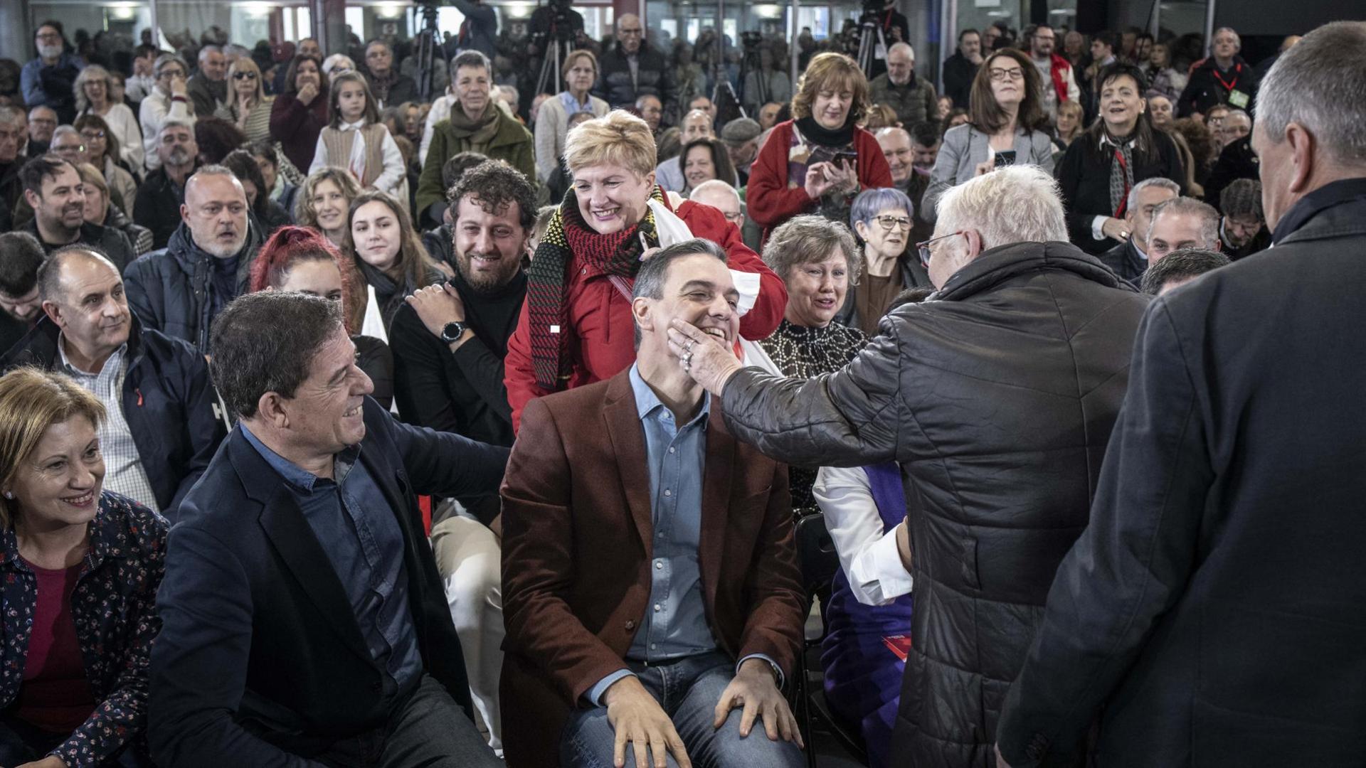 Pedro Sánchez, en un acto de campaña en Ourense junto al candidato a la Presidencia José Ramón Gómez Besteiro y la cabeza de lista por Ourense Carmen Dacosta
