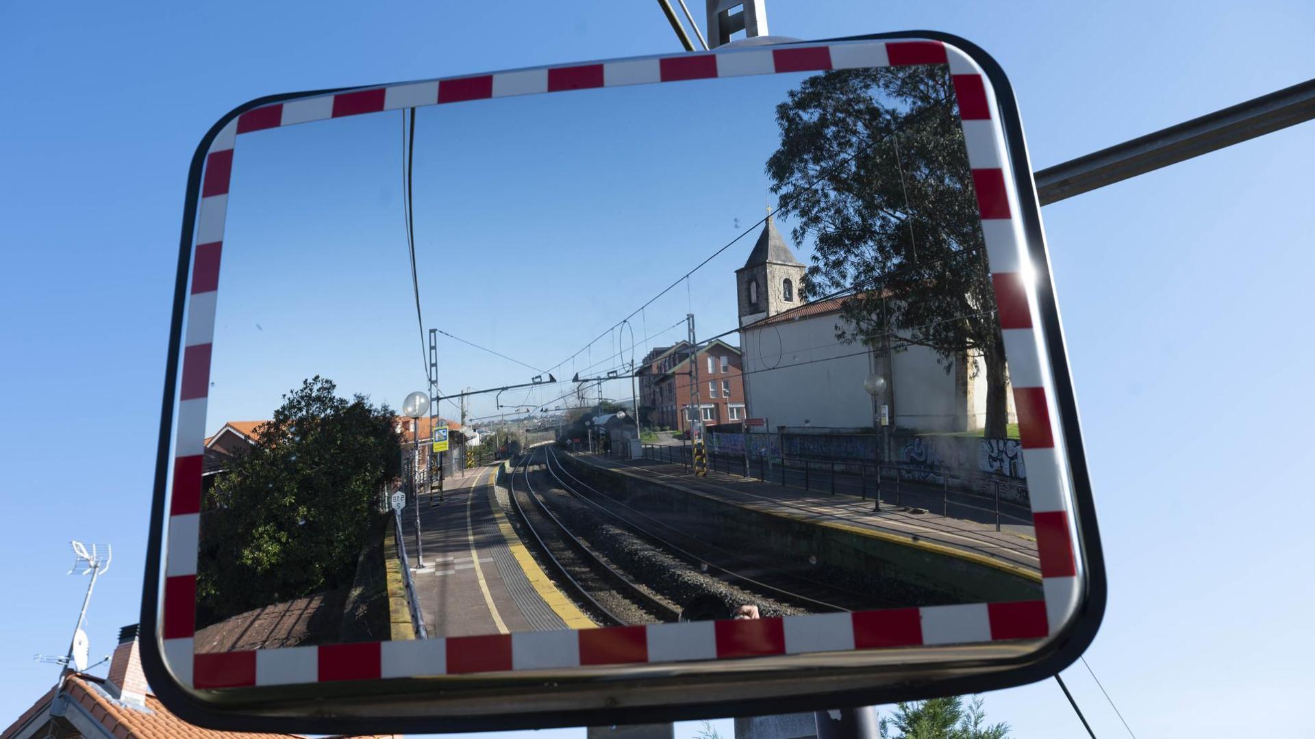 Vista del lugar donde ha fallecido un joven, este sábado, tras una pelea en el apeadero del tren de Boo de Piélagos en Cantabria.