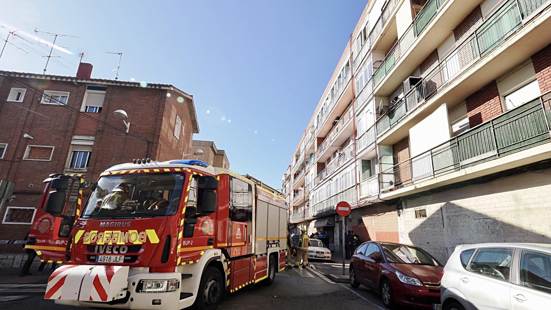 Agentes de policía y miembros de los servicios de emergencias en el lugar del suceso, en un edificio de la calle Cisne de Valladolid, en el barrio de Los Pajarillos