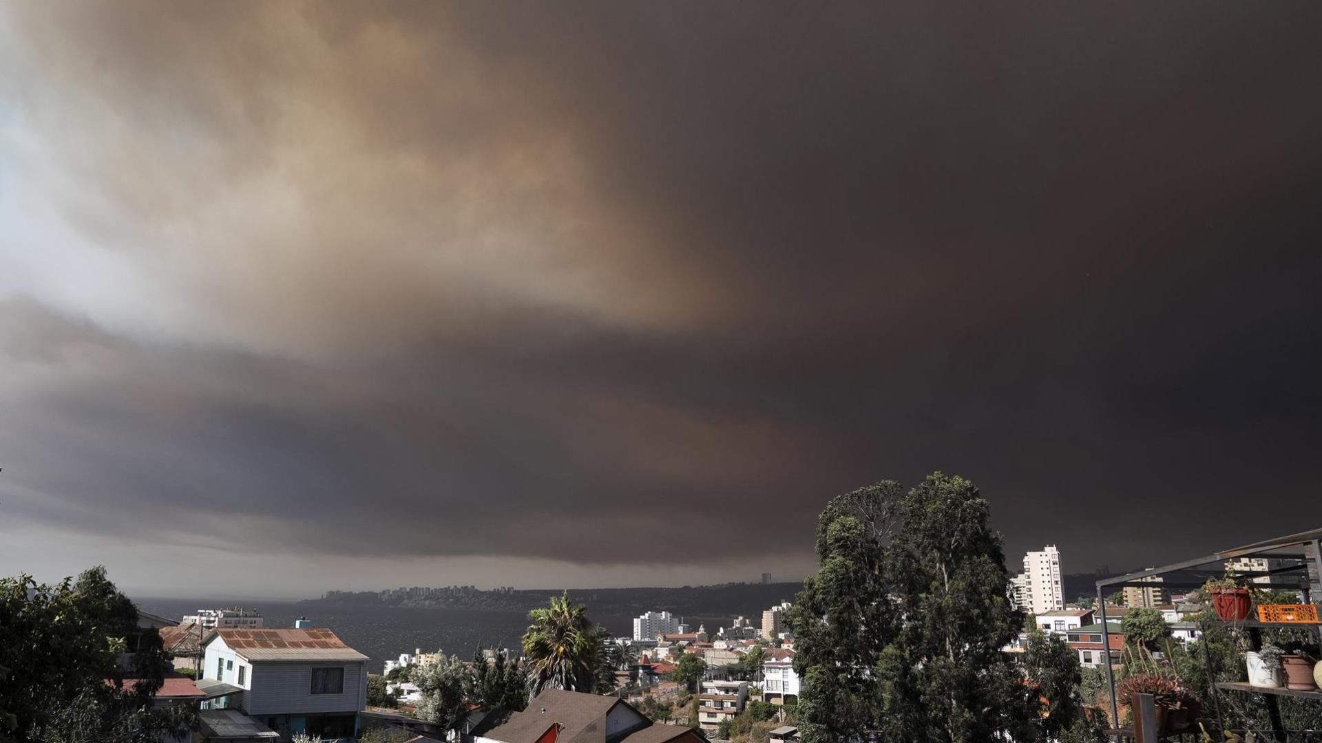 Fotografía de la ciudad de Viña del Mar (Chile) cubierta por una nube de humo provocada por un incendio forestal en la reserva natural del lago Peñuelas