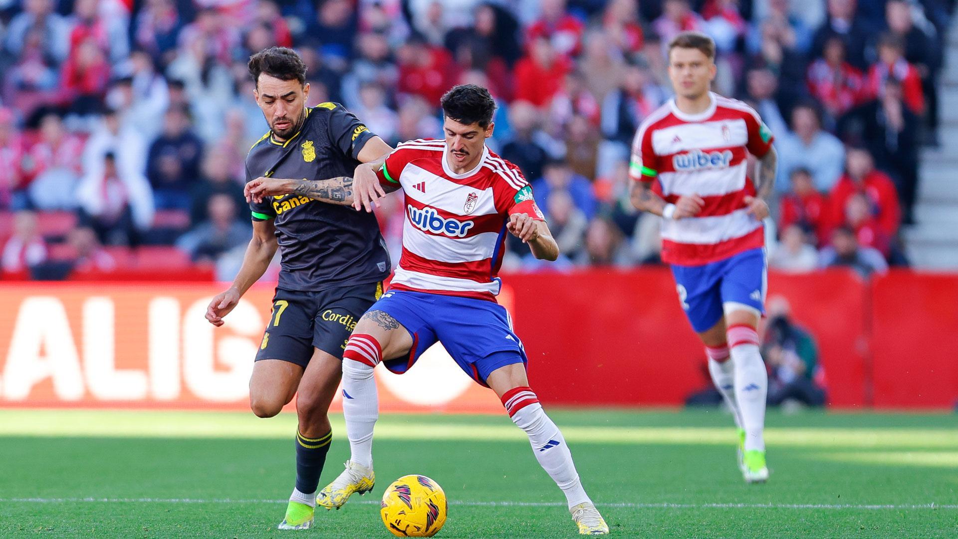 Alberto Moleiro de la UD Las Palmas pelea por un balón con Ricard Sanchez del Granada CF
