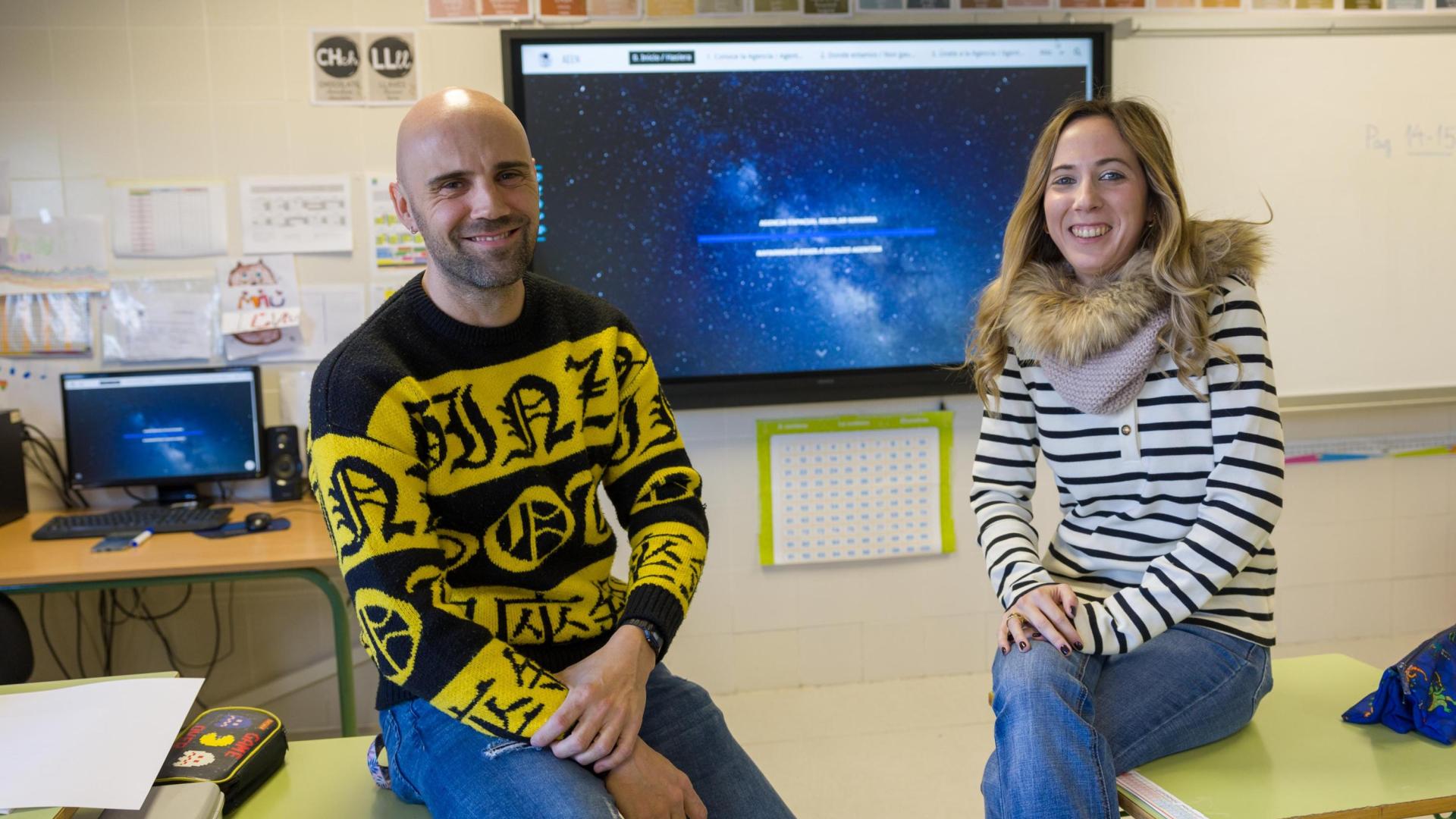 Daniel Serrano Lacaba y Amaya Moreno Ochoa, en una de las aulas del colegio Huertas Mayores de Tudela