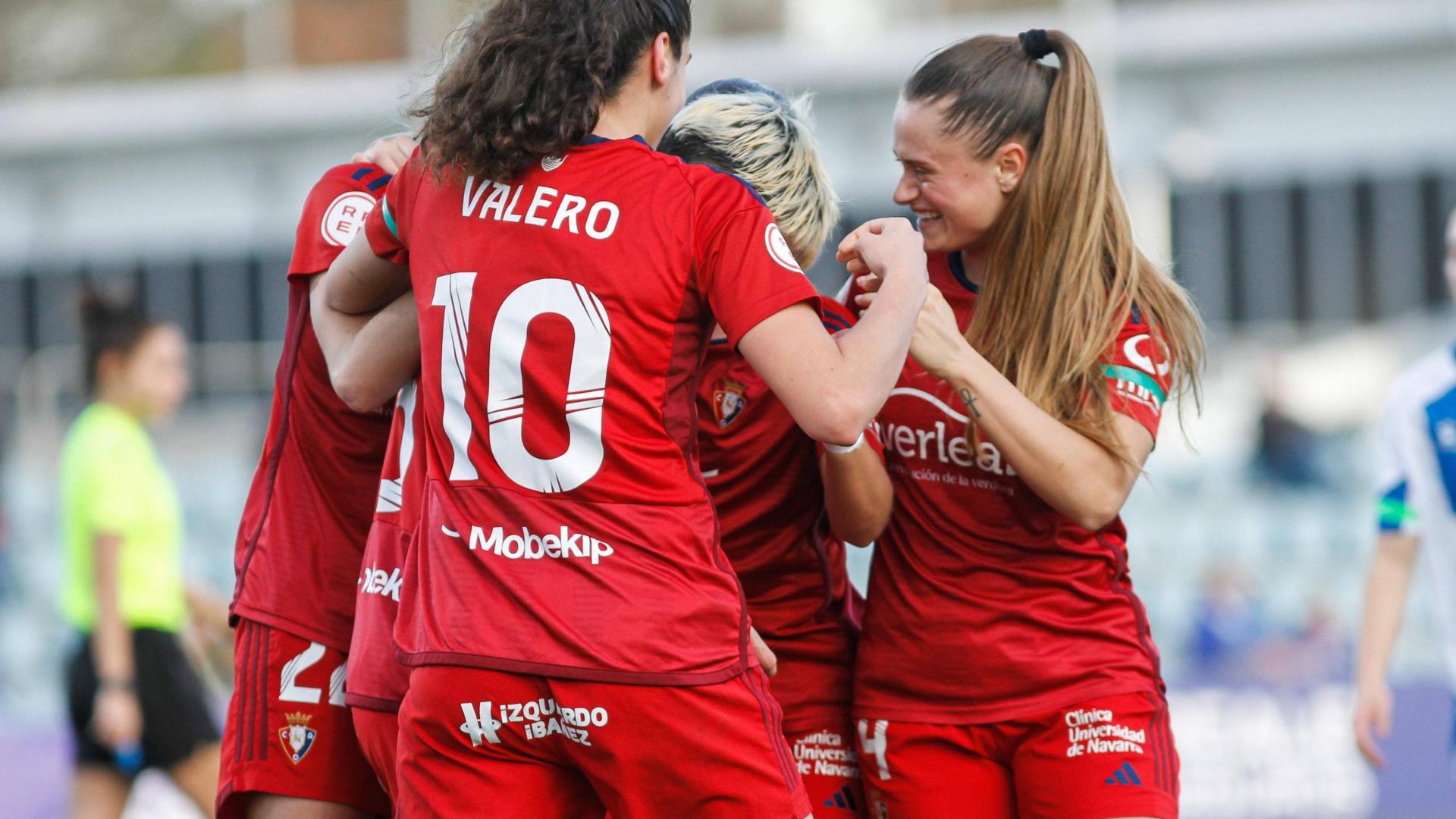 Las jugadoras rojillas felicitan a Josune