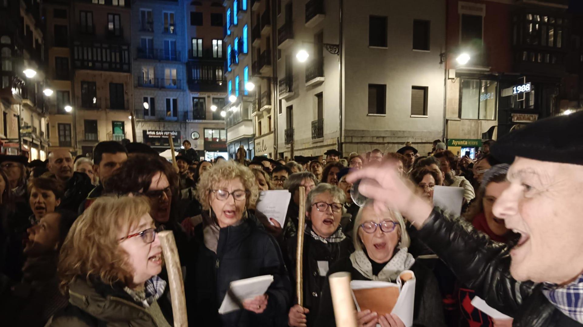 Los coros de Muthiko Alaiak, Iruña Taldea Abesbatza, Jarauta Kantuz y Ortzadar Elkartea se han unido este domingo por la tarde en la plaza consistorial para interpretar las tradicionales coplas de Santa Águeda