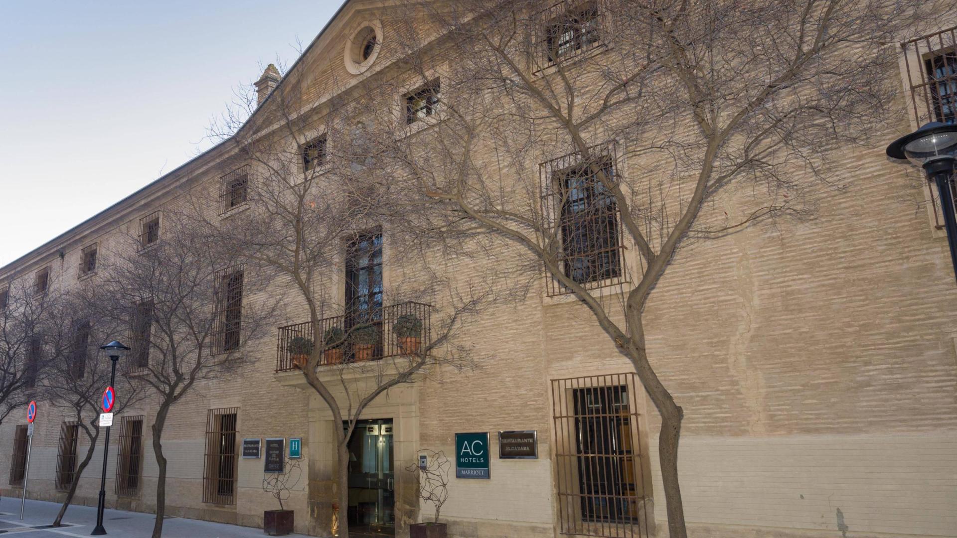 Edificio que albergó la Casa de Misericordia en sus orígenes, hoy transformado en hotel. Fue diseñado por el célebre arquitecto Ventura Rodríguez.