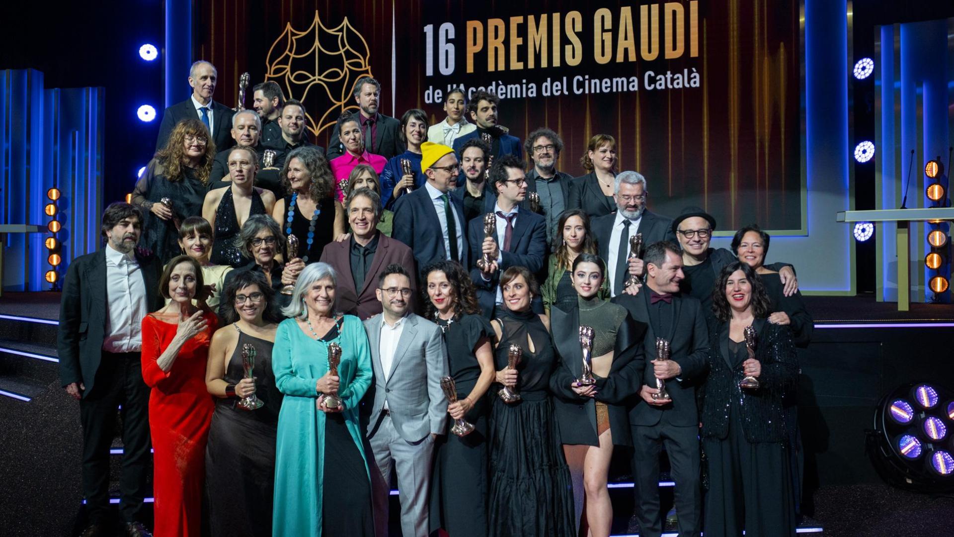 Foto de familia de los galardonados durante la entrega de los XVI Premis Gaudí de cine, en el Centro de Convenciones Internacional de Barcelona