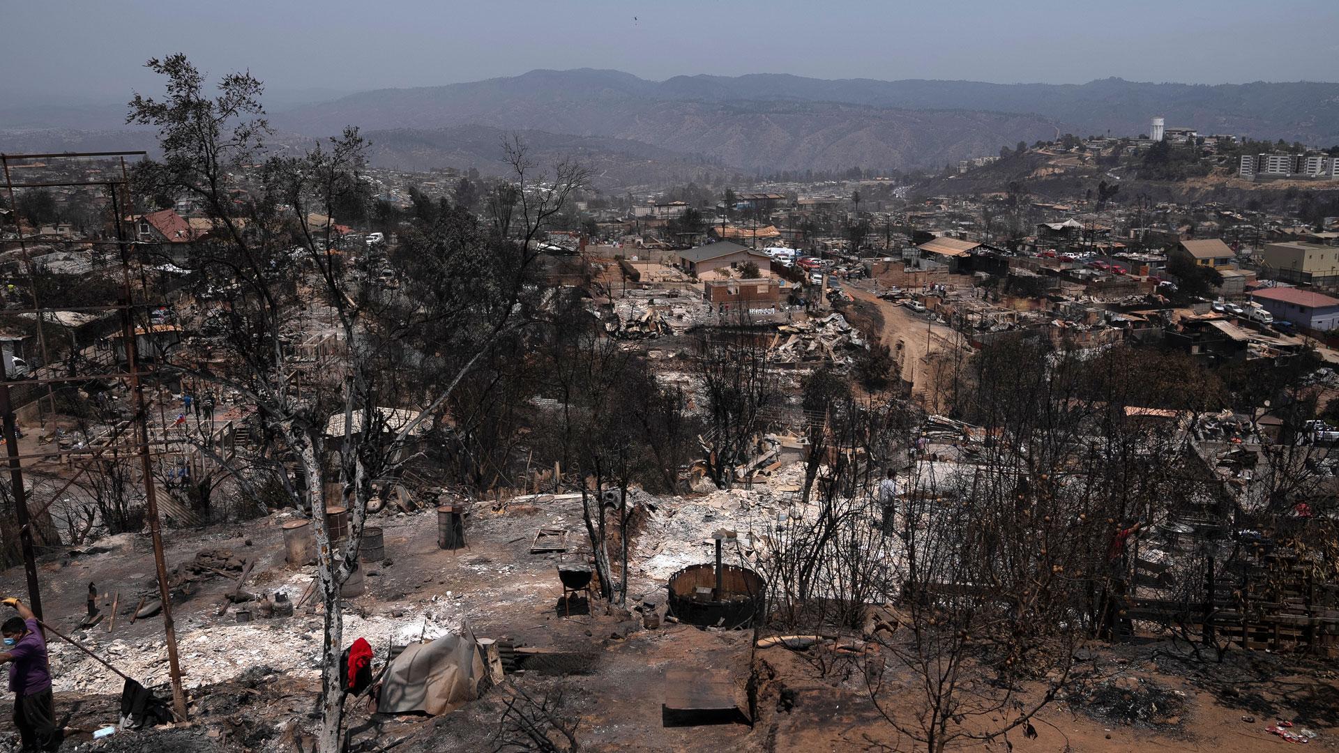 Fotografía que muestra este lunes el estado en el que ha quedado el sector de Achupallas, afectado por los incendios forestales de Viña del Mar, Región de Valparaiso (Chile)