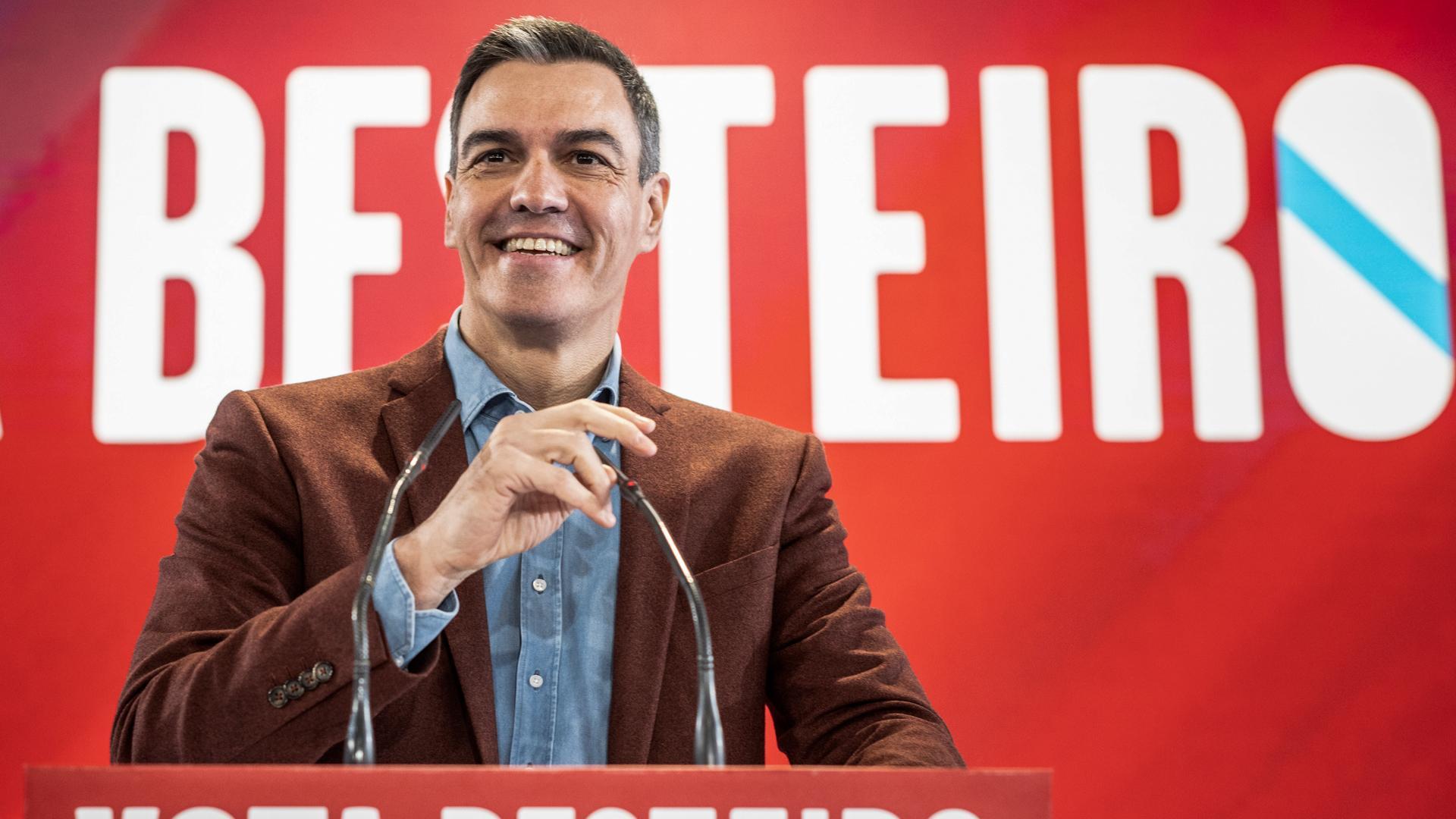 El secretario general del PSOE y presidente del Gobierno, Pedro Sánchez, da un discurso mientras acompaña al candidato a la Presidencia de la Xunta, José Ramón Gómez Besteiro