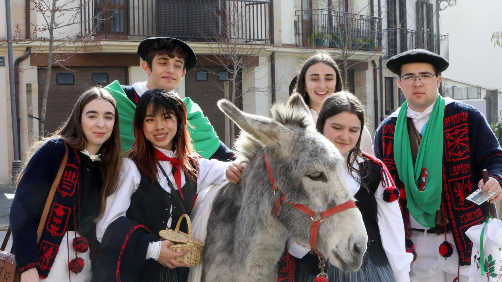 Acompañados de un pollino, quintos y quintas que este año celebran las fiestas de Santa Águeda en Alsasua.