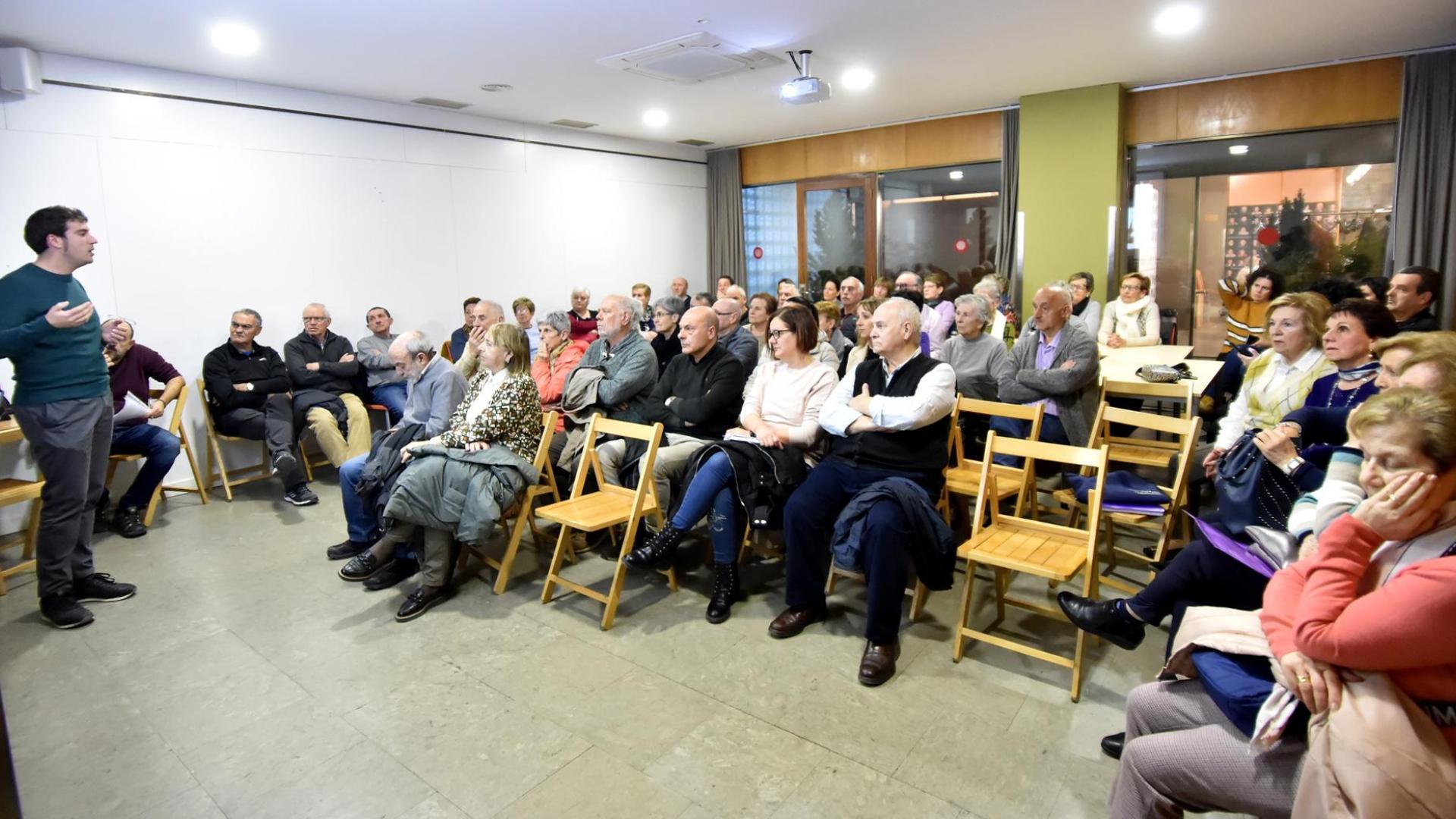 El alcalde, Xabier Alcuaz (izda.), durante su intervención ante los vecinos en la reunión