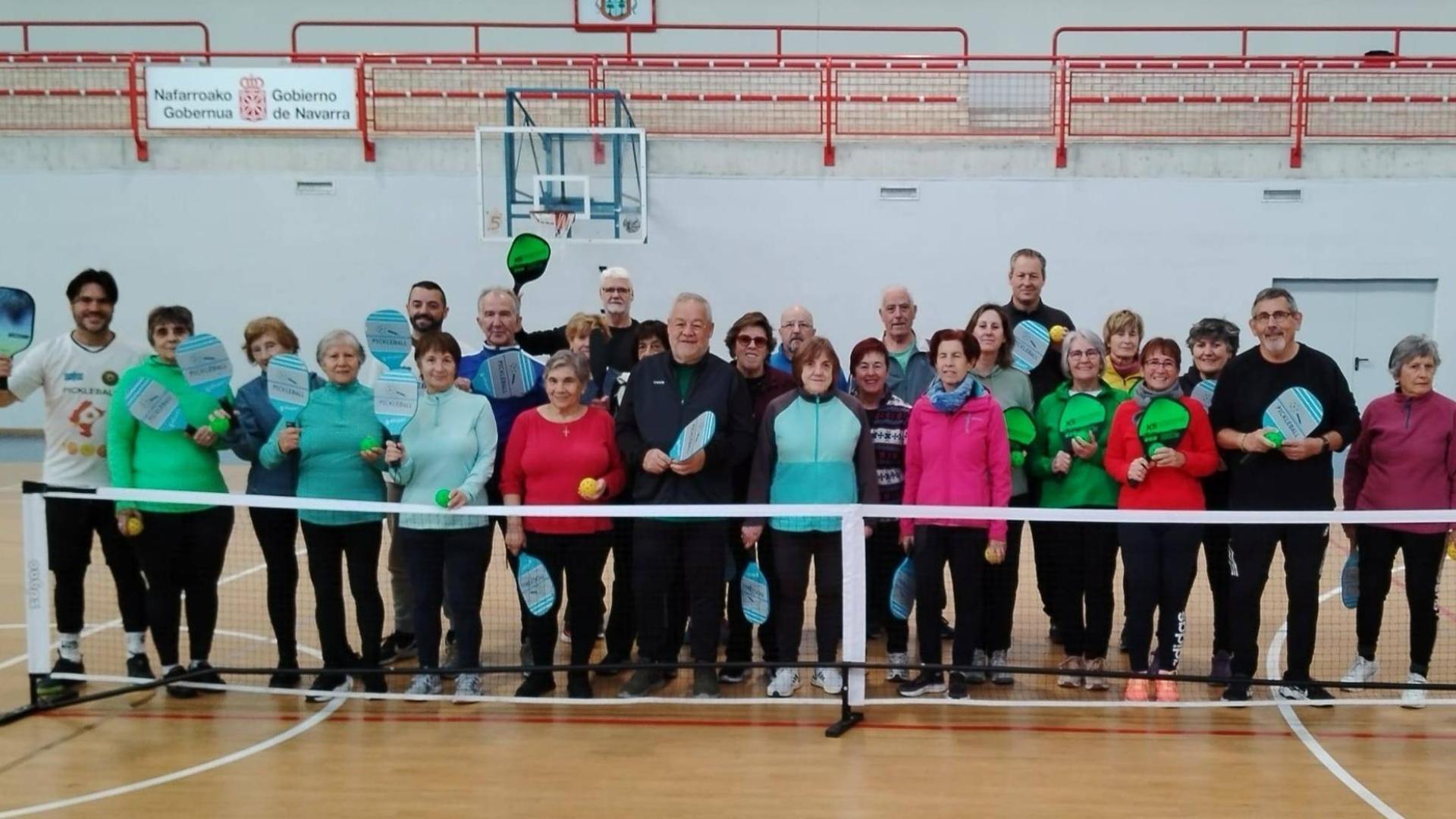 Una treinta de personas celebraron una jornada de acercamiento al pickleball en Barañáin
