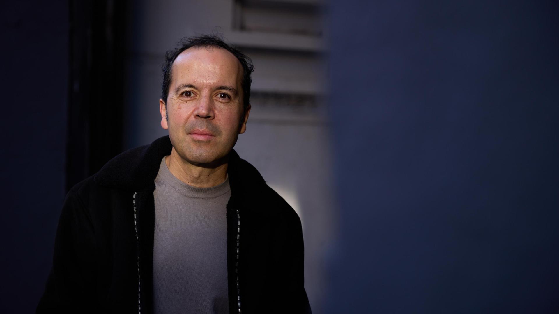Alfredo Rodríguez posa en Pamplona. Su anterior libro fue el diario Días del indomable