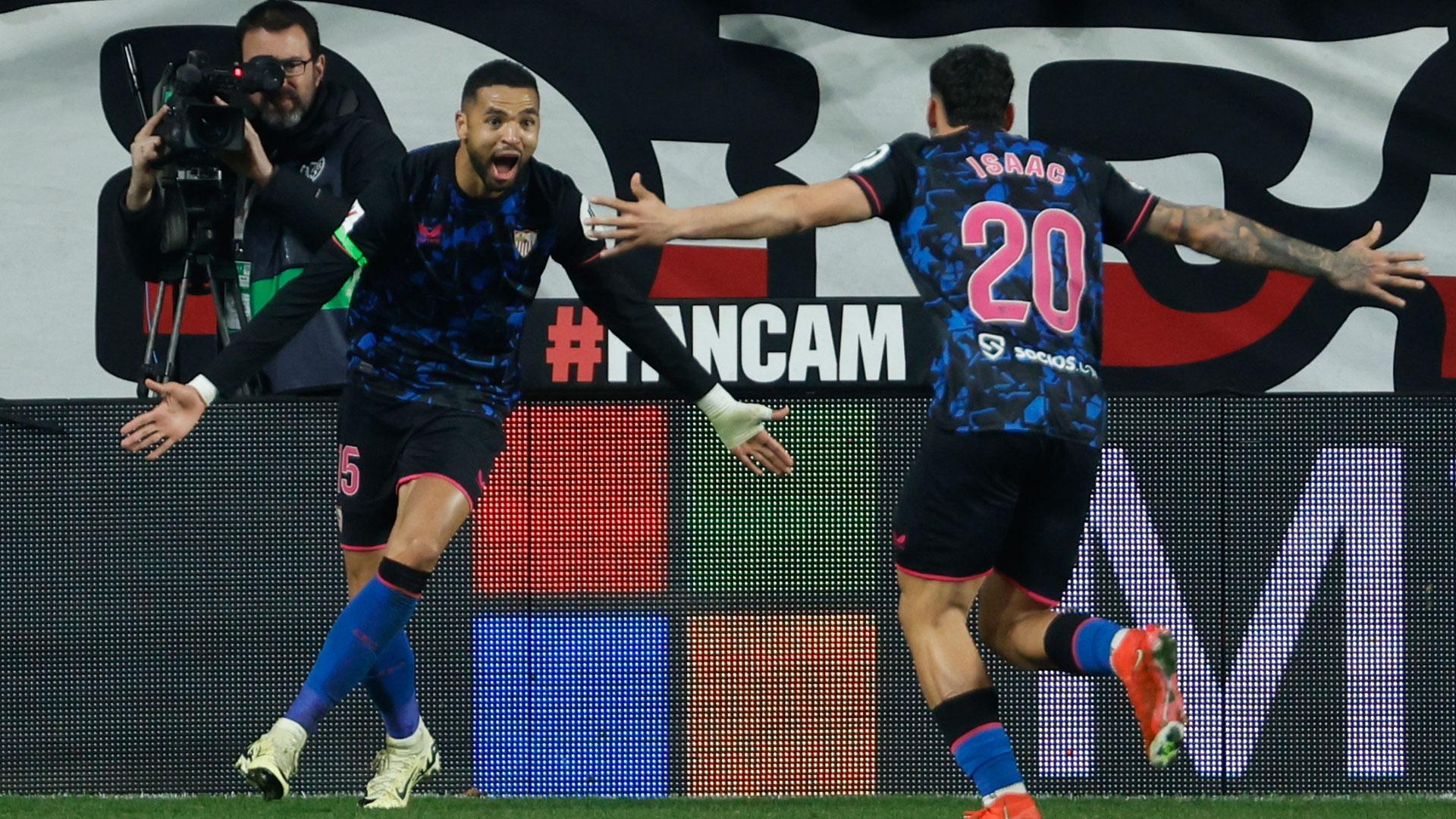 El delantero marroquí del Sevilla Youssef En-Nesyri celebra tras anotar su segundo gol ante el Rayo Vallecano