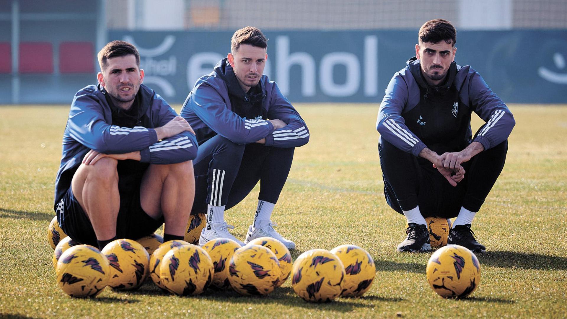 Jesús Areso, Raúl y Catena observan el entrenamiento tras el duro golpe en El Sadar contra el Celta