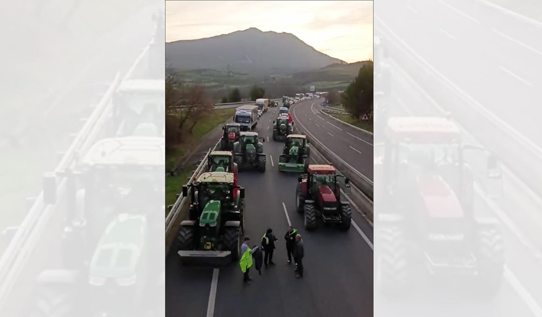 Vídeo con el corte de los tractoristas en Villatuerta