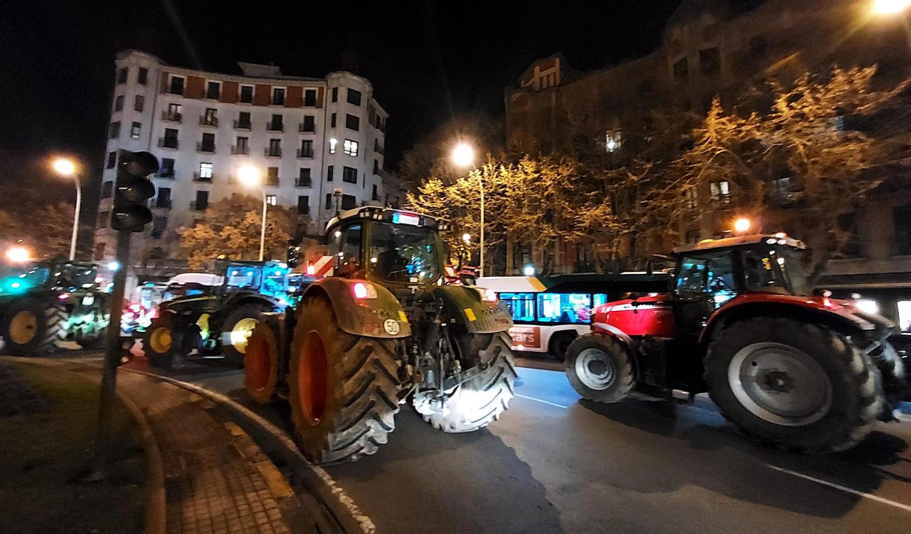 Vídeo con la tractorada detenida en el centro de Pamplona