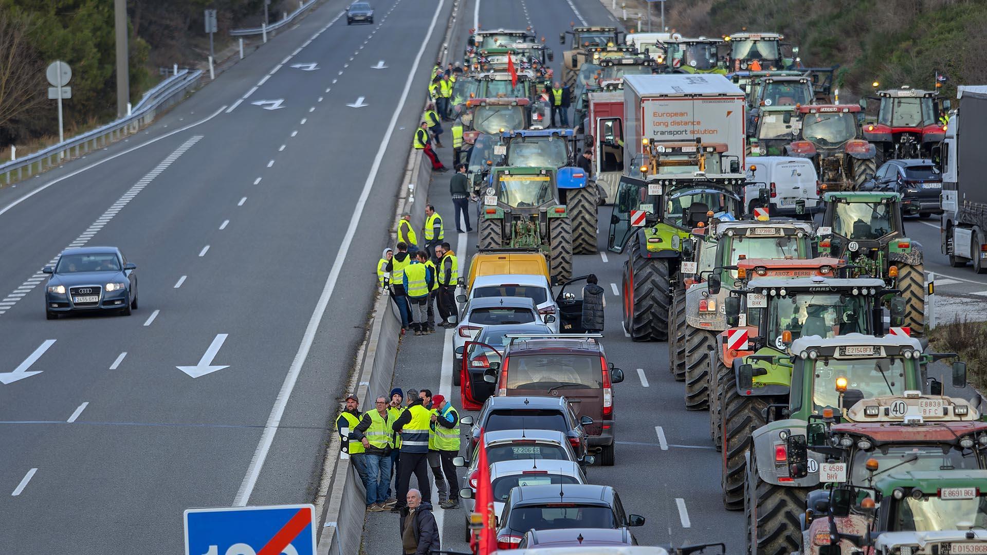 Protestas de los agricultores con tractoradas en todas las carreteras de Navarra./