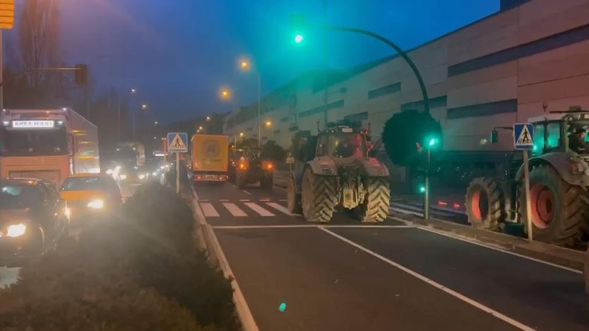 Vídeo de los tractores colapsando la carretera de Itaroa