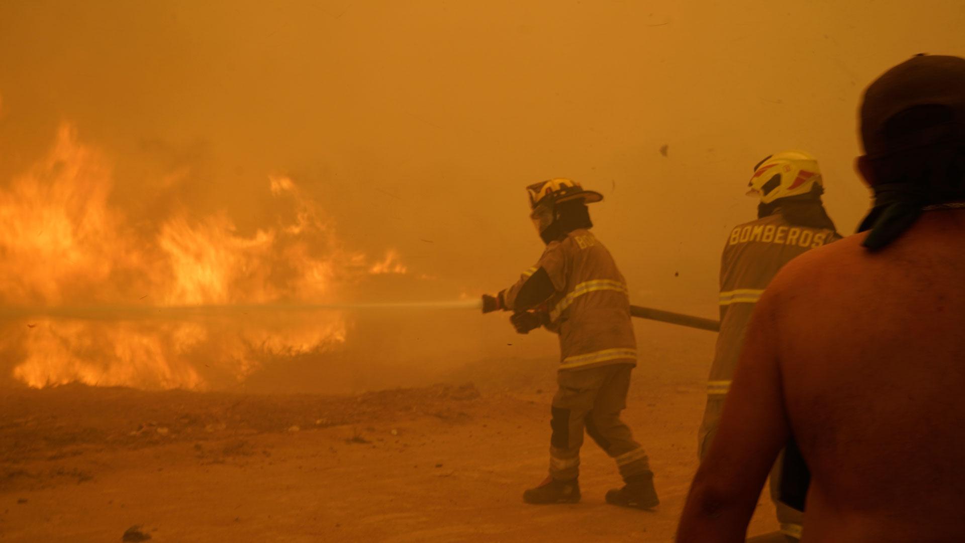 Imagen de varios bomberos trabajando en uno de los focos de los incendios de Chile