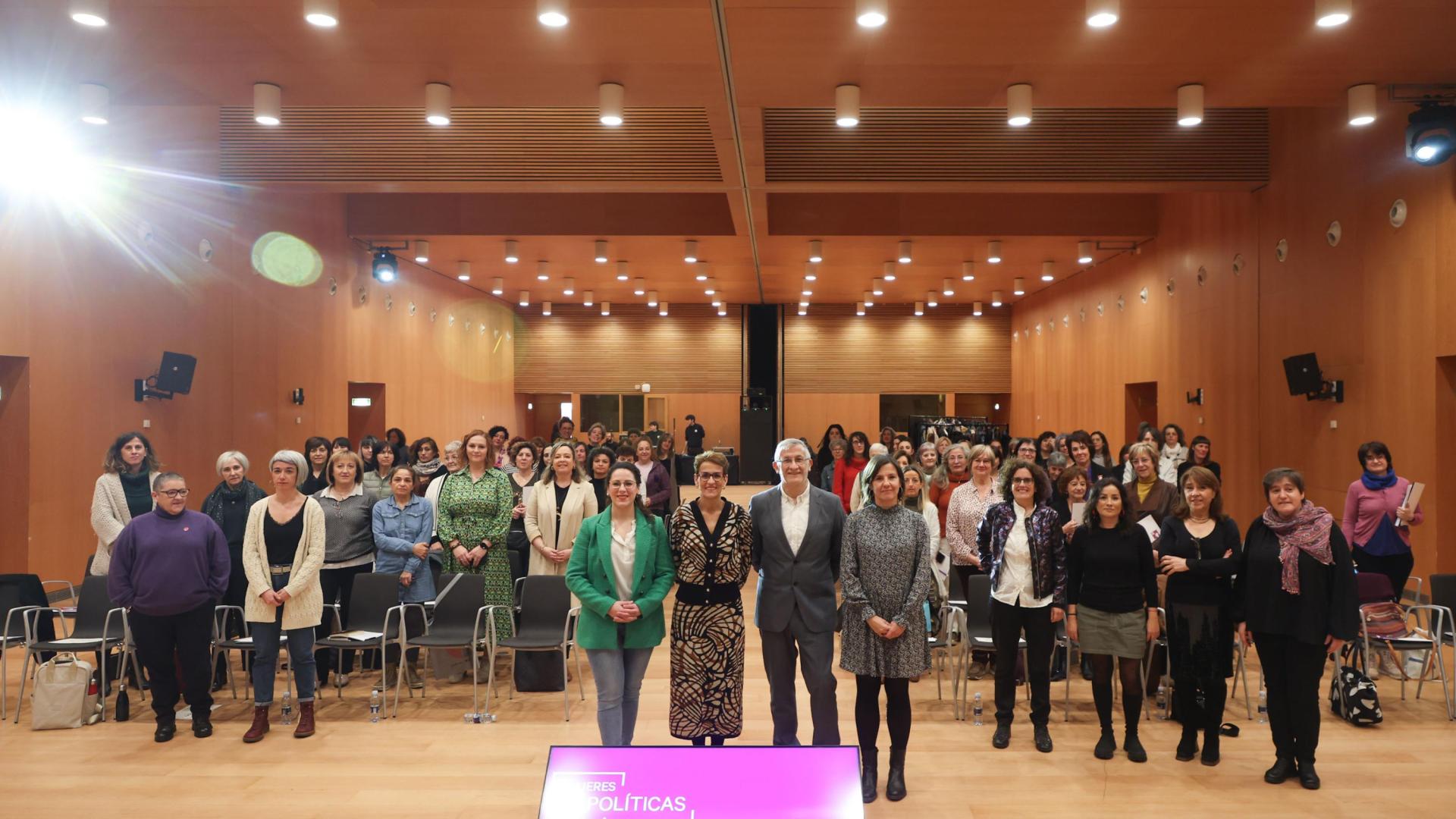 Participantes en el Foro. Delante, de pie, de izda. a dcha., la ponente Ángela Paloma Martín, la Presidenta Chivite, el vicepresidente Taberna y la directora gerente del INAI, Patricia Abad