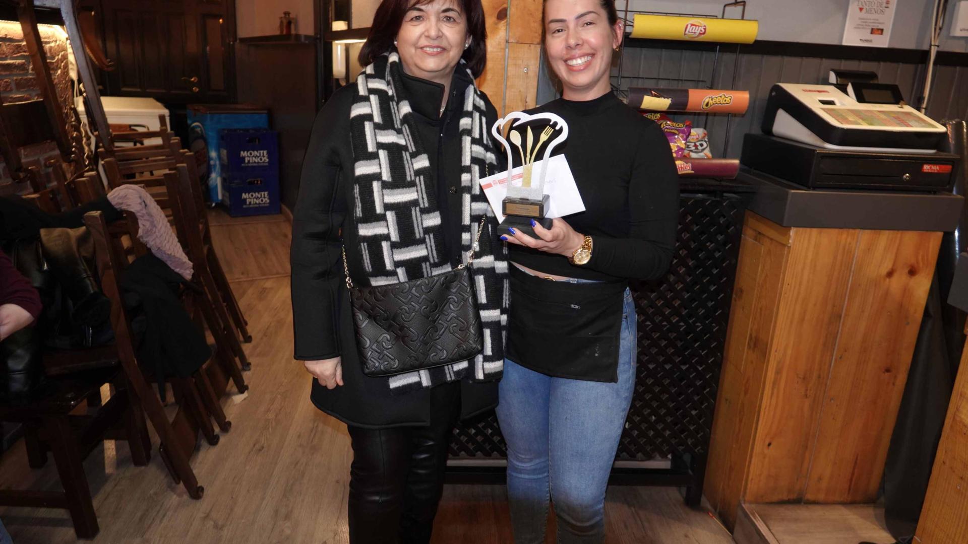 La edil Belén Cerdán entrega su premio a Yuli Pino, del bar-restaurante El Burgalés.