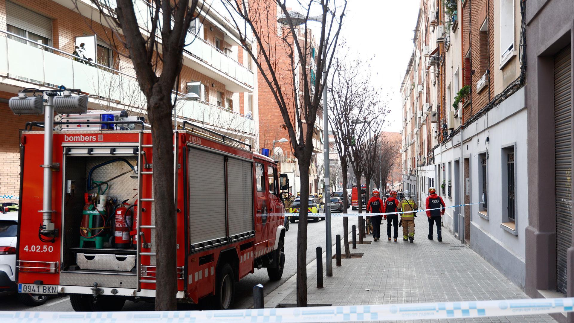 El interior de un edificio de cinco pisos, el bajo y otros cuatro, se ha derrumbado esta mañana en la calle Canigó de Badalona (Barcelona), al haber cedido el forjado de la construcción