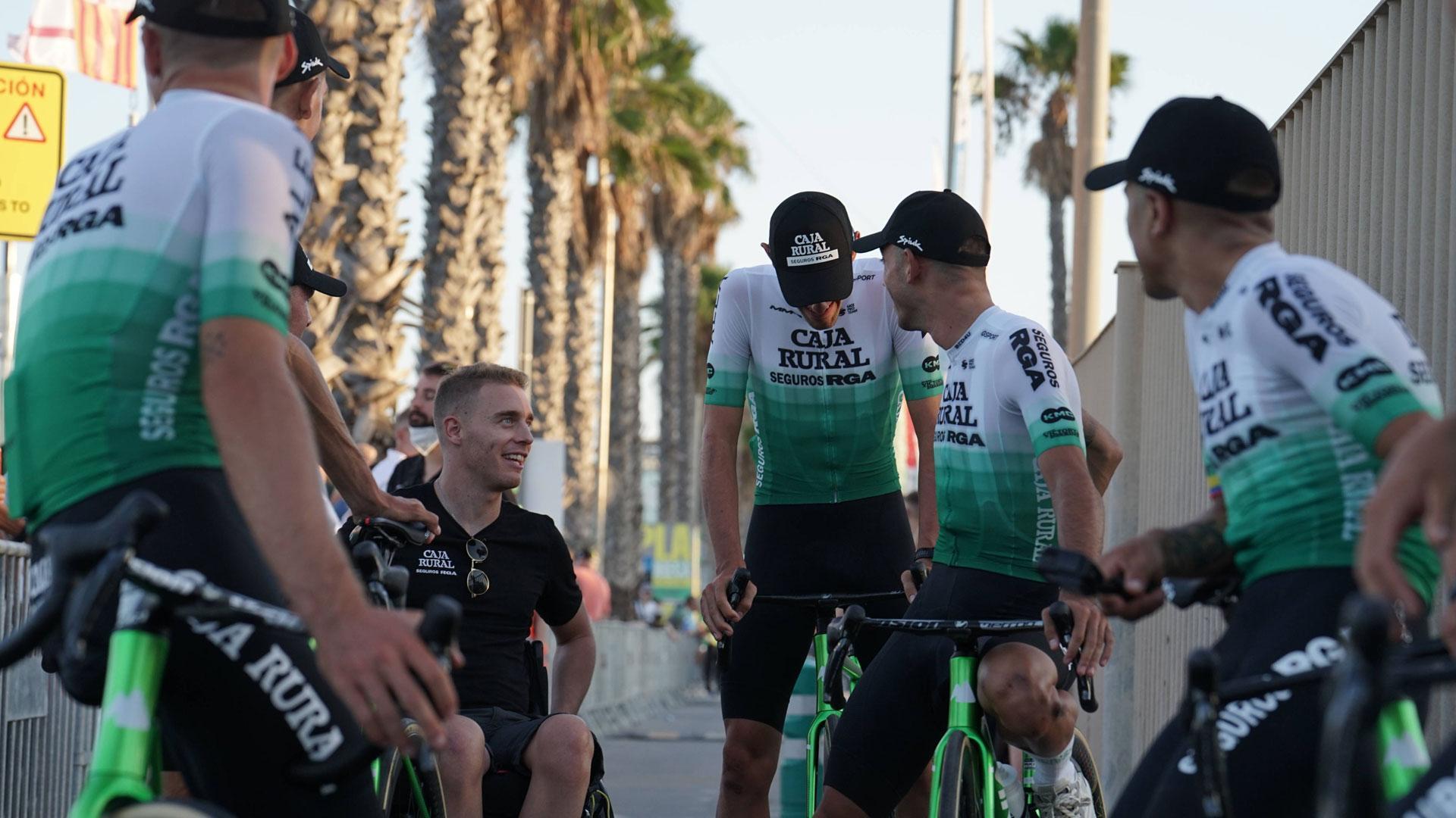 Sergio Román Martín, con sus excompañeros de equipo del Caja Rural-RGA