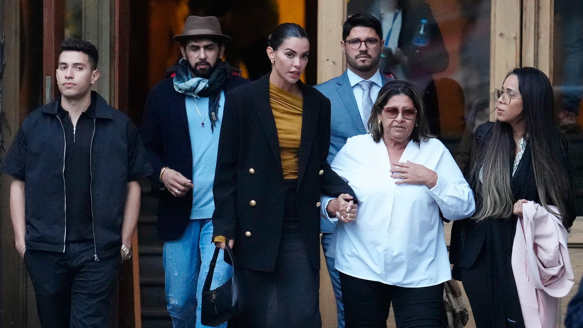 La mujer de Dani Alves, Joana Sanz (3i), y la madre de éste, Dona Lucía (2d), salen de la Audiencia de Barcelona donde se está celebrando el juicio al ex jugador del FC Barcelona, acusado de violar a una joven en una discoteca