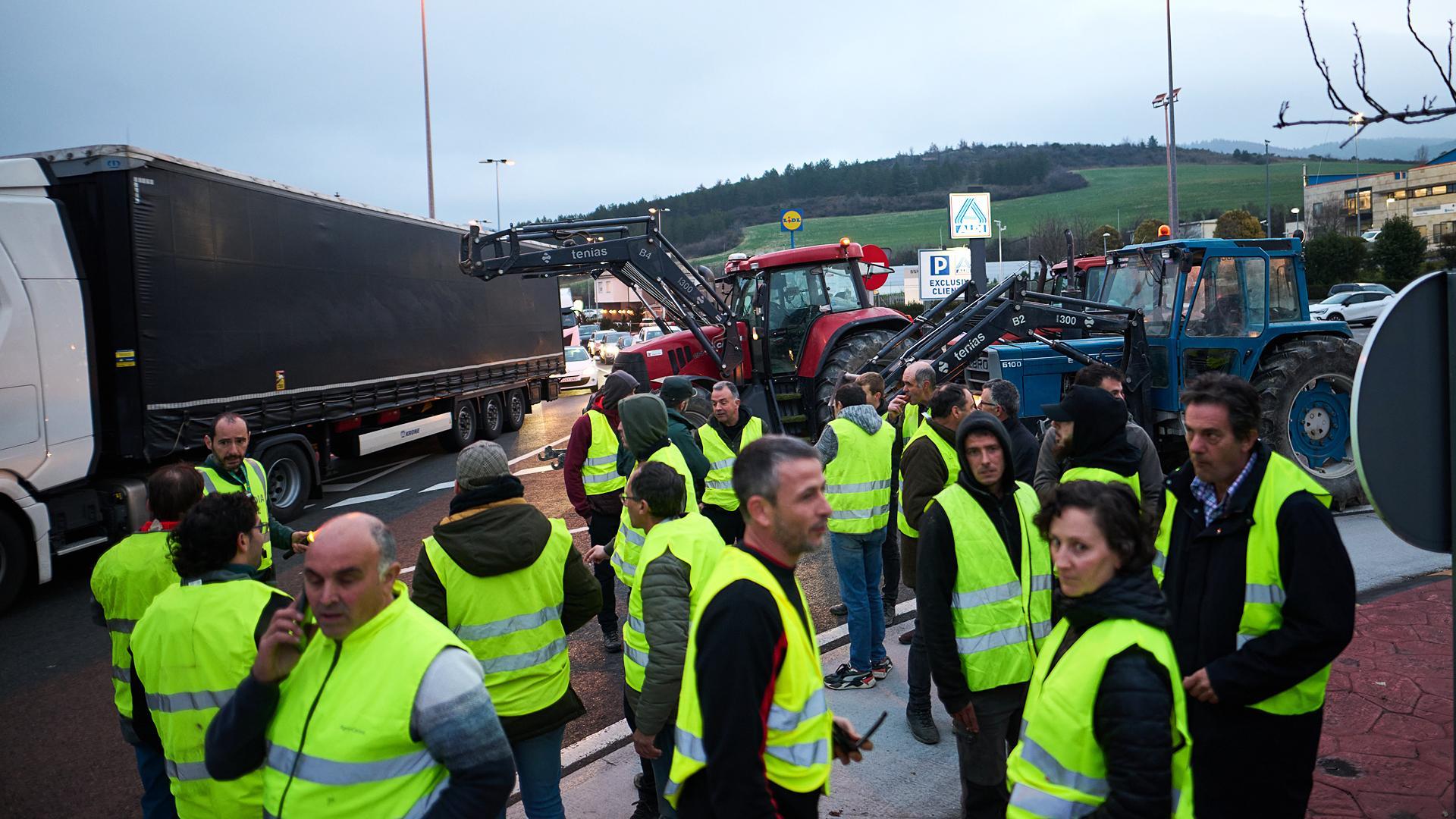 Identificados con el peto amarillo de advertencia en vía pública, un grupo de manifestantes reunidos en la rotonda de Itaroa./