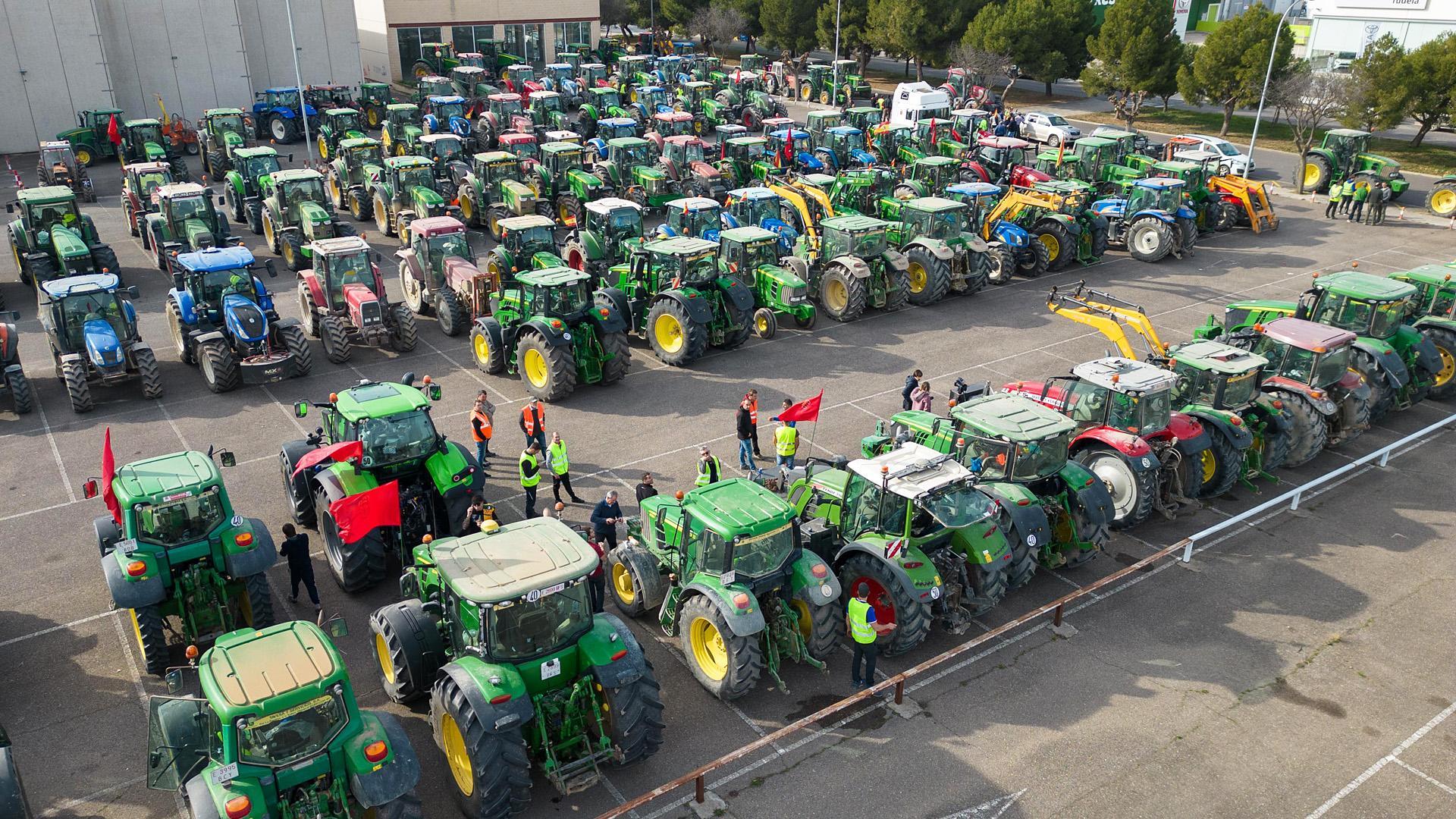 Imagen de parte de los tractores que se concentraron en el polígono de La Barrena de Tudela tras haber recorrido distintas carreteras de la Ribera.