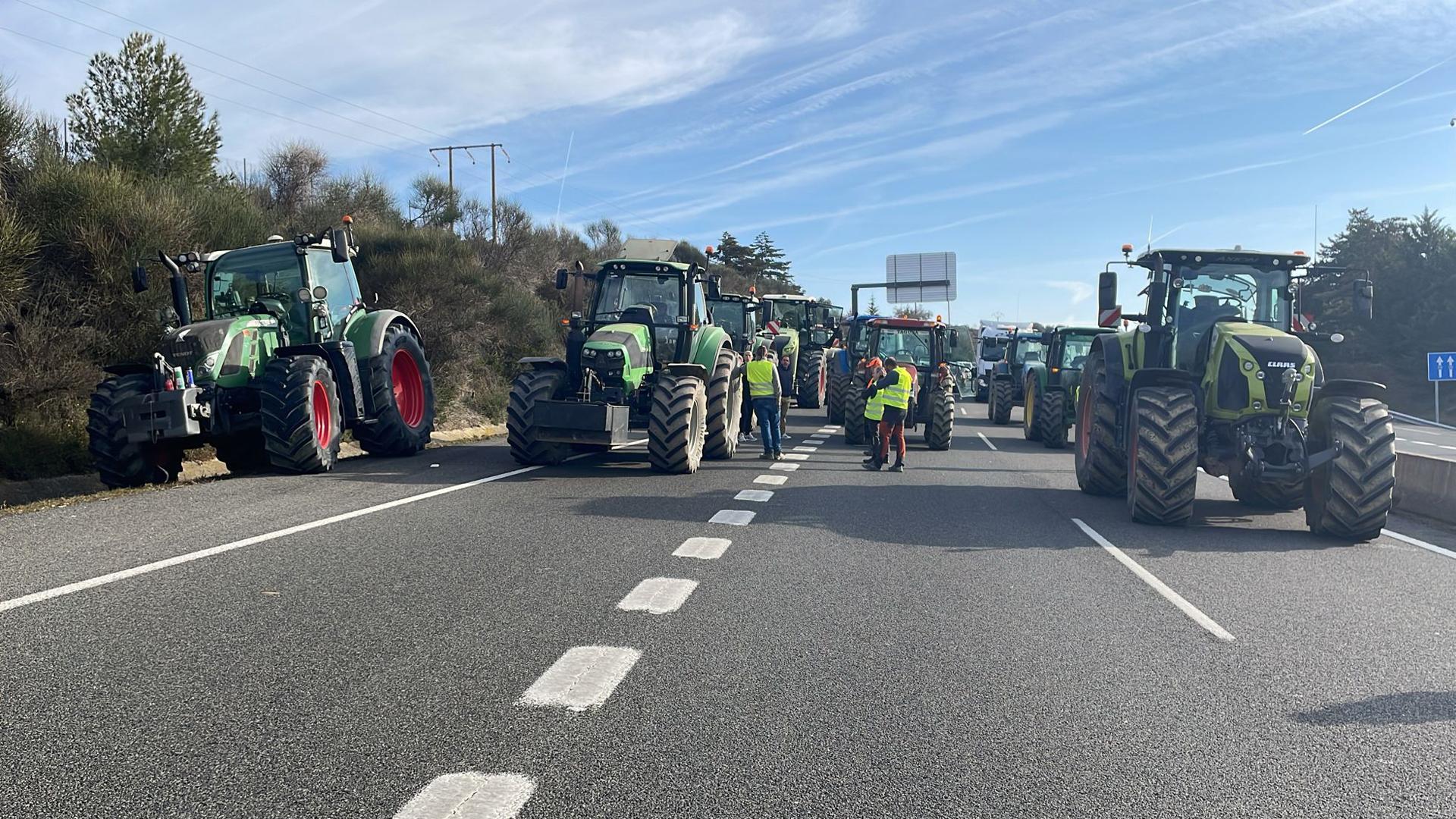 Bloqueo de tractores de Tierra Estella en la autovía a la altura de Villatuerta