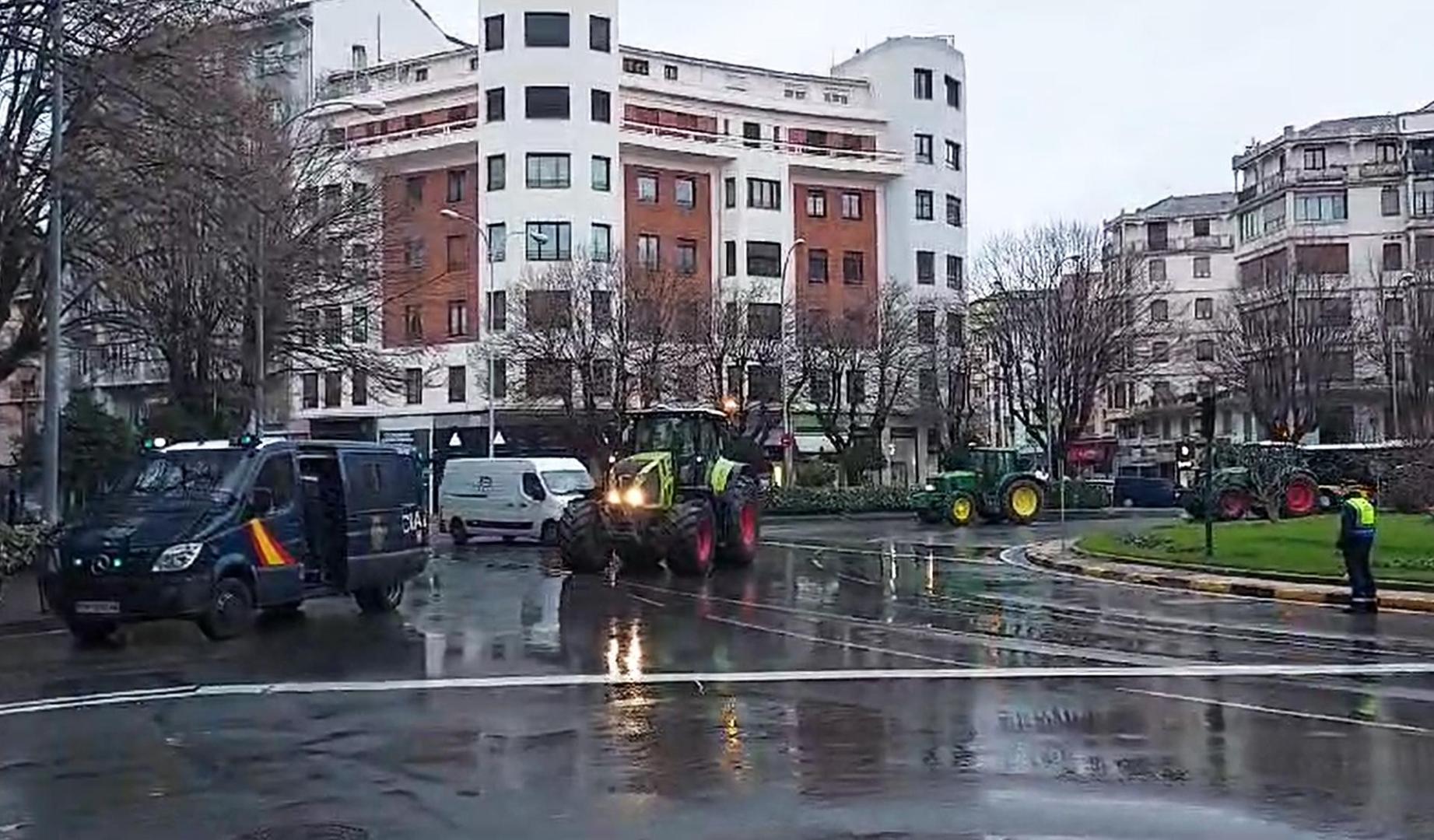 Vídeo con el dispositivo policial para evitar la tractorada en Pamplona este miércoles